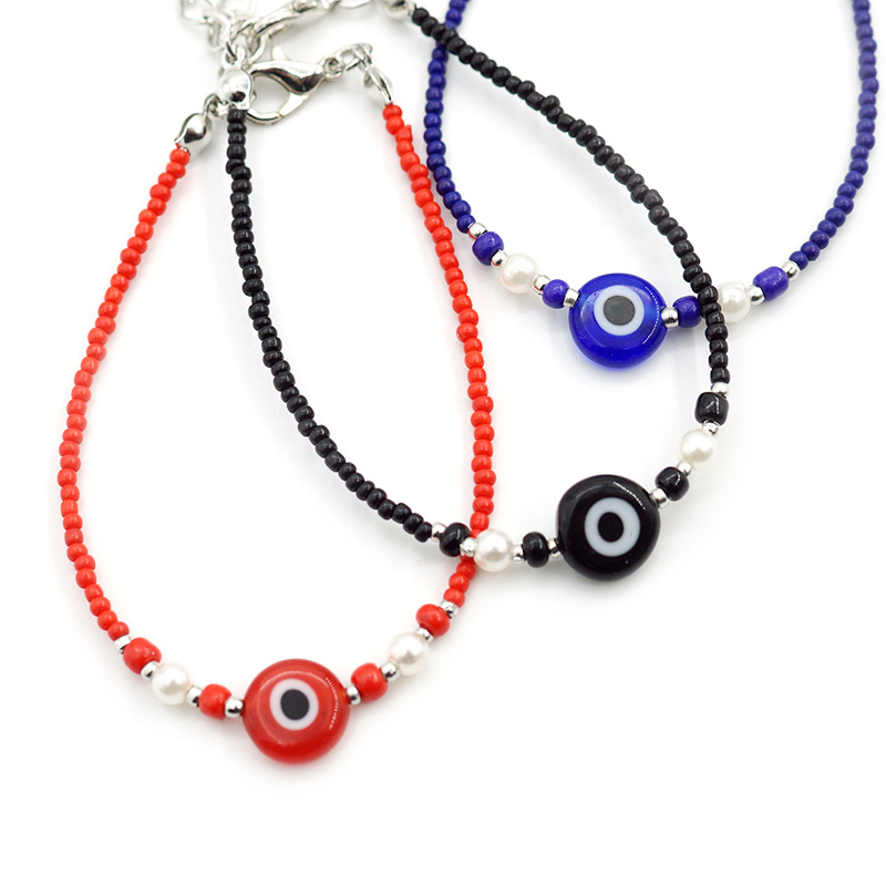 The rice pearl blue eye bracelet is a fashionable women's bracelet and accessory. It is simple, versatile and trendy details Picture