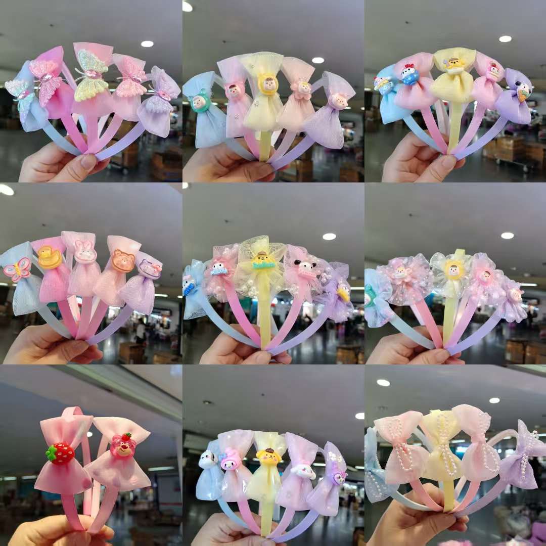 The 2025 new hair band is a perfect tool for organizing broken hair for little girls. It features a baby cartoon headband that won't damage the hair. It also includes a hair tie and a hair accessory details Picture