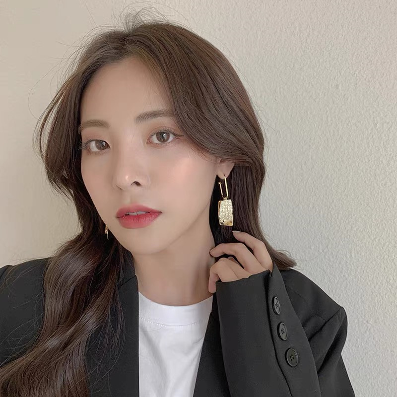 Dingxin Jewelry Earrings 911897, a popular new product in foreign trade, offers fashionable metal earrings with a European and American style. Wholesale supply from the manufacturer Item Picture
