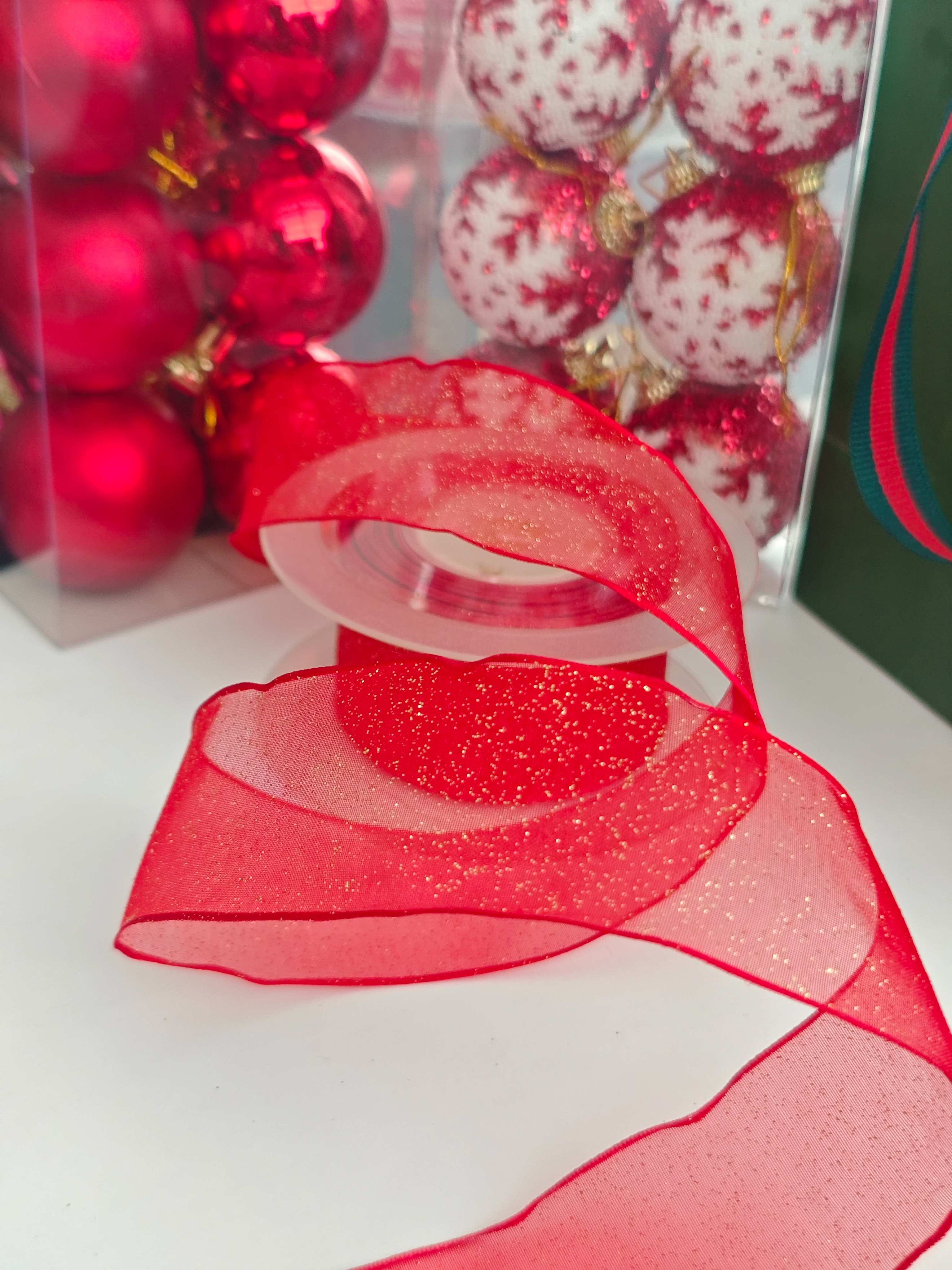 Item No. : 1275 Christmas Gift Packaging Decoration DIY Red Snow Yarn Gold-Sprayed Onion Christmas Webbing 3.8cm Application Scenario