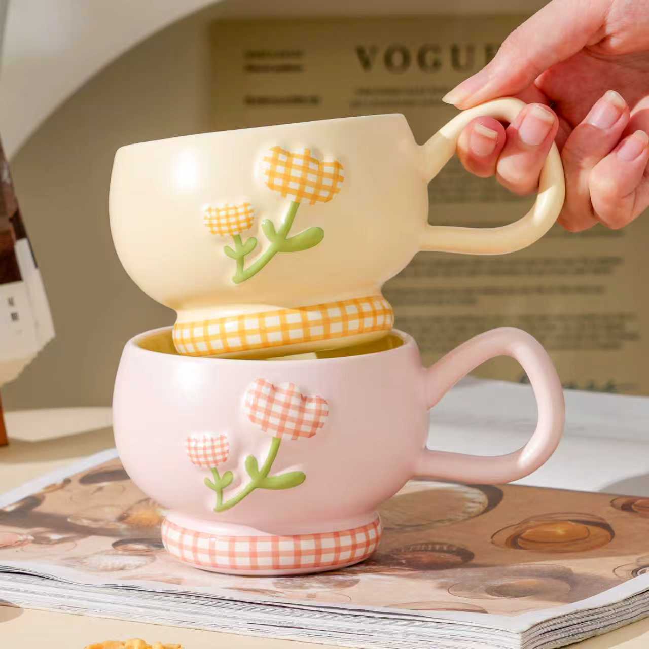 This new style of personalized, trendy, fresh and good-looking ceramic mug for couples to take photos at home is a great choice as a souvenir for relatives and friends or as a gift for best friends details Picture
