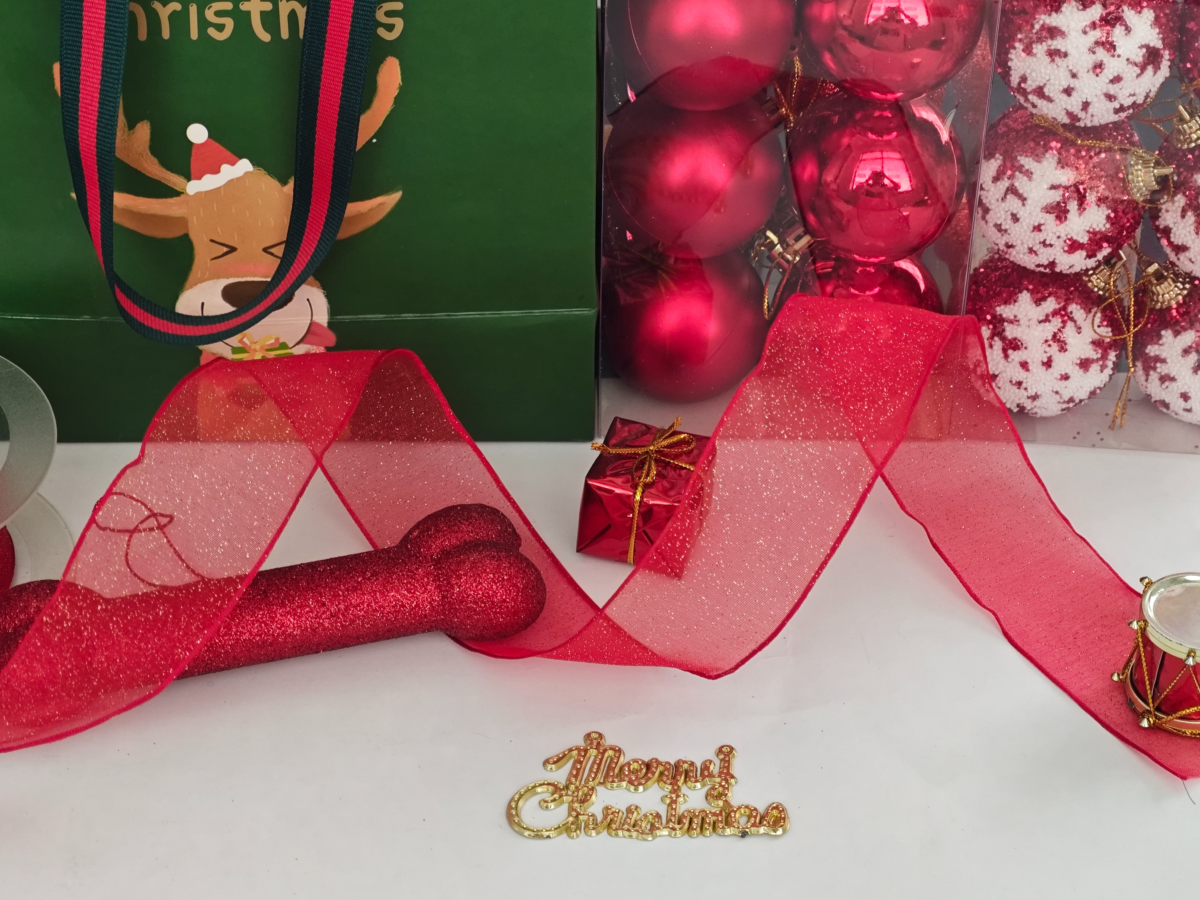 Item No. : 1275 Christmas Gift Packaging Decoration DIY Red Snow Yarn Gold-Sprayed Onion Christmas Webbing 3.8cm