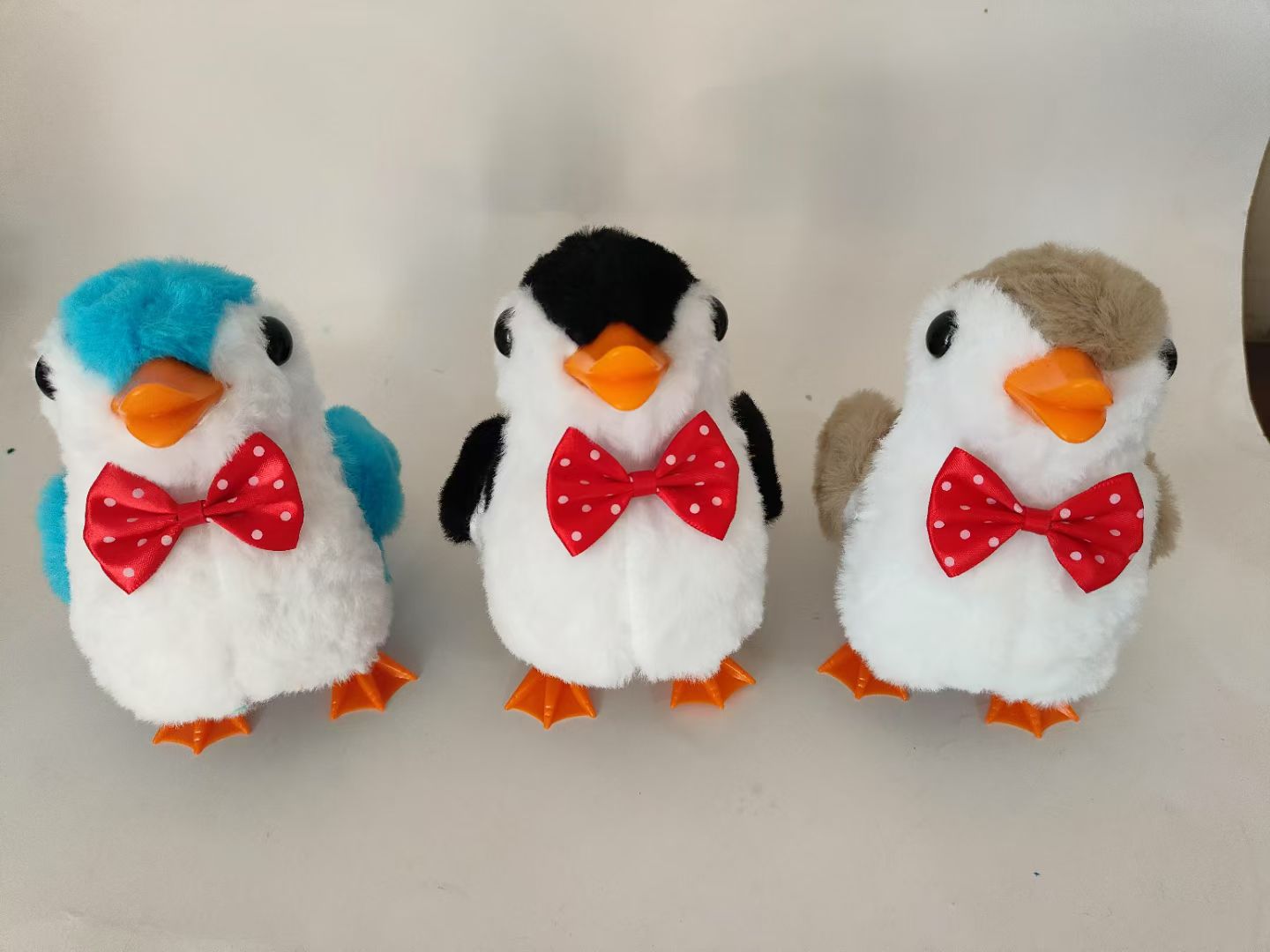 电动毛绒企鹅一件100个，带声音会走路翅膀会动，一中包10个，3个颜色混装