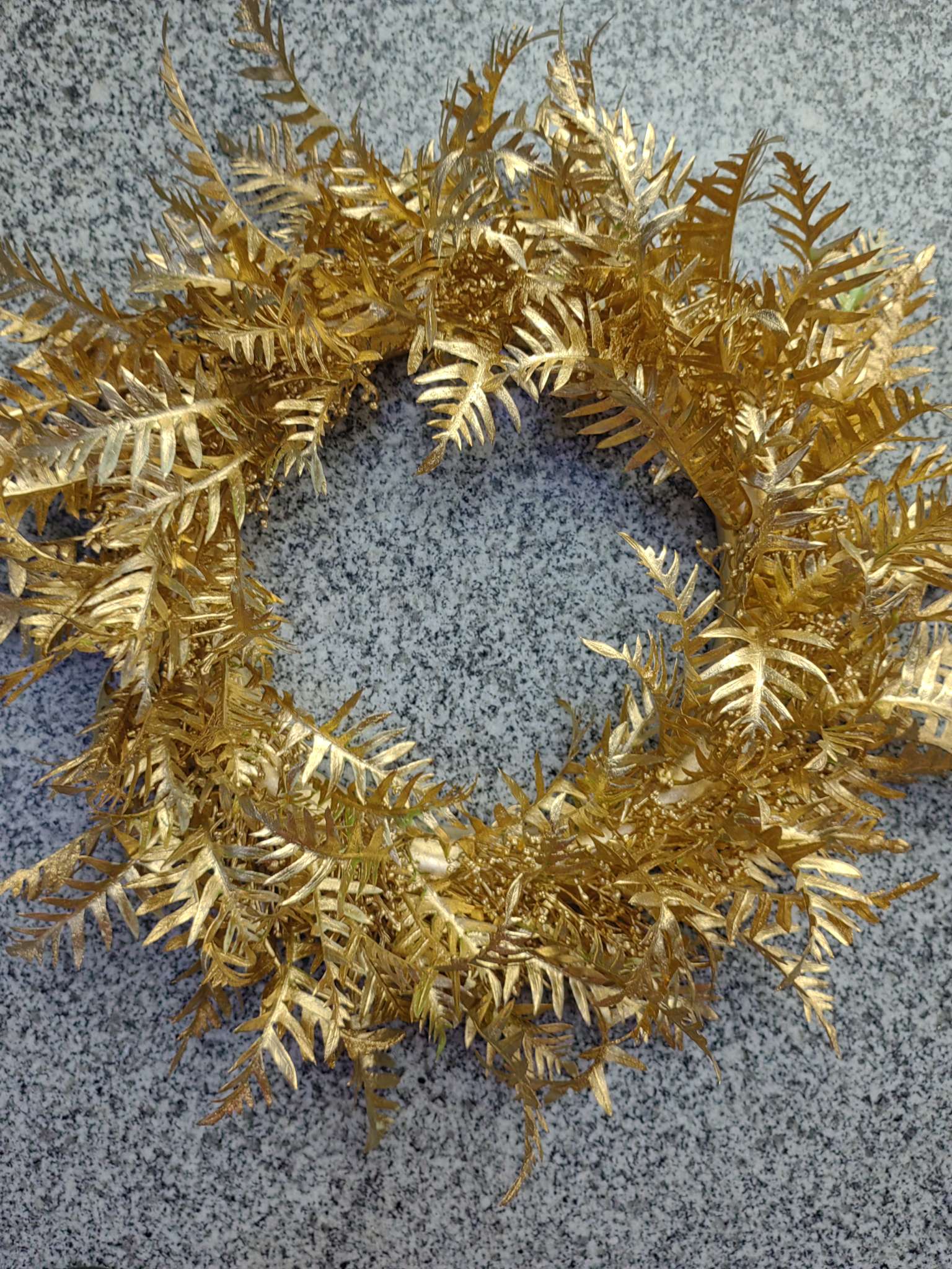 蕨类和草花混搭镀金花环