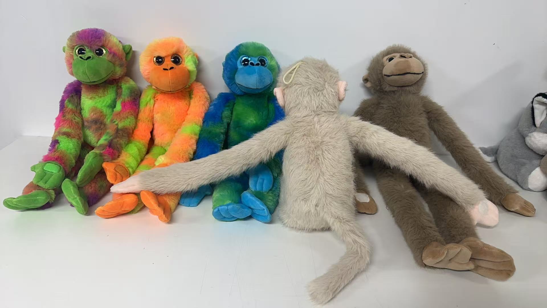 Cross-border Internet celebrity cute little monkey pendants, plush toys, dolls, gorilla dolls, keychains wholesale details Picture