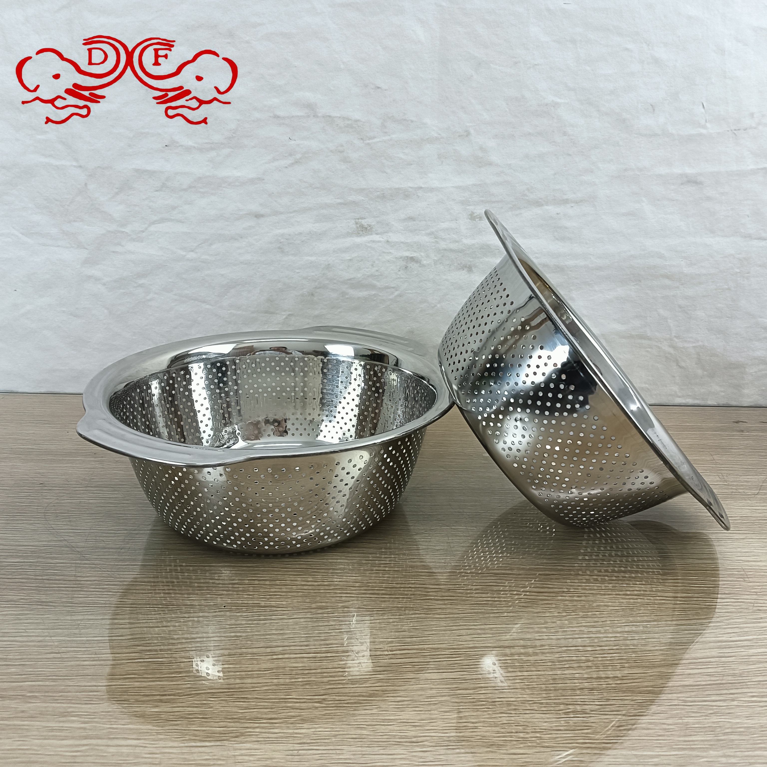 DF99483 304 stainless steel draining basket and basin set, thickened household kitchen rice-washing sieve with lid, leaky basin, DF TRADINGHOUSE Application Scenario