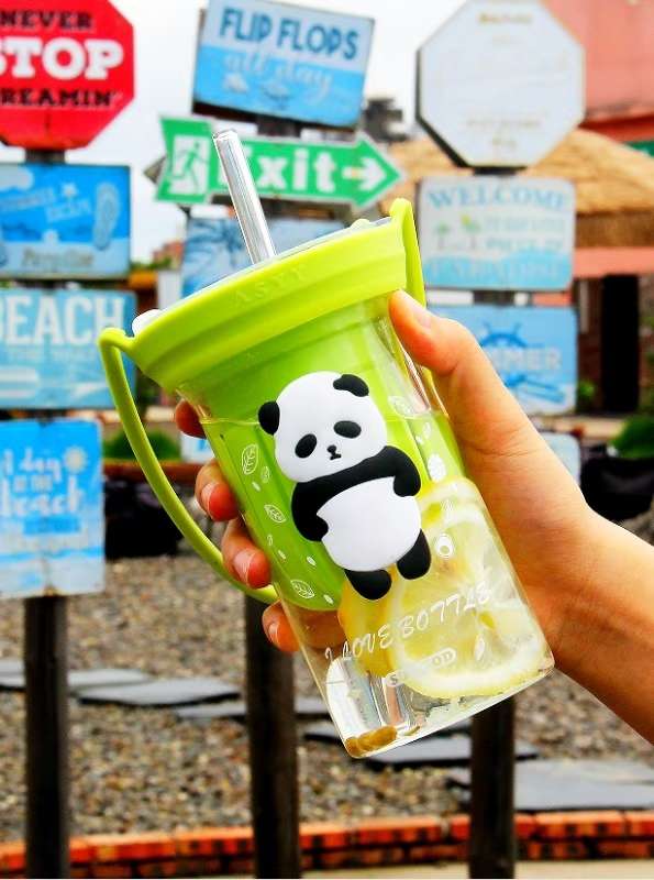 The new Panda high-temperature resistant glass flower tea, juice and coffee cup is a versatile cup with a high aesthetic level. It integrates a handle and a filter, making it both good-looking and convenient to carry at home detail image 3