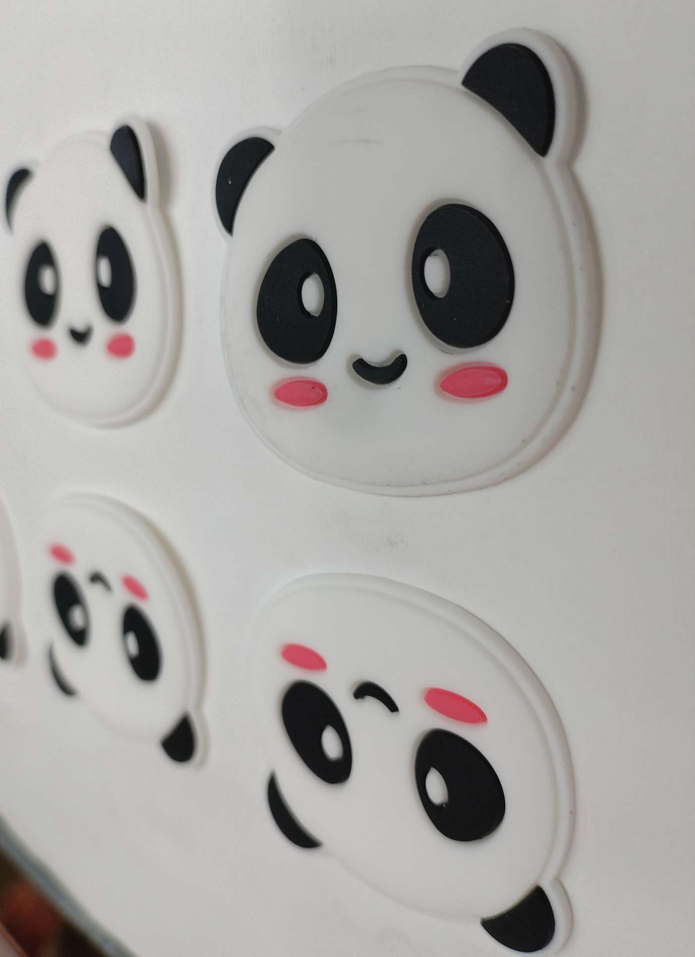 PVC cute bear patches, Crocs buckle accessories, phone case and refrigerator patches. Specification image