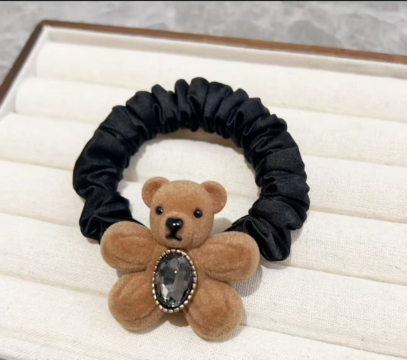 A variety of fashionable and versatile hair accessories for girls, including large intestine hair bands and hair ties Item Picture