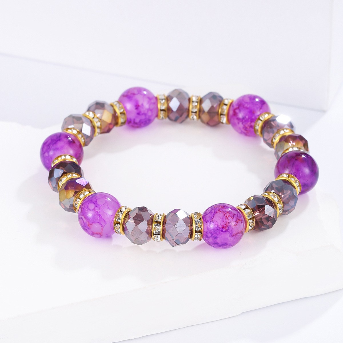 This is a versatile red natural stone beaded bracelet for both men and women. It exudes a sense of sophistication and is suitable for both genders Specification image