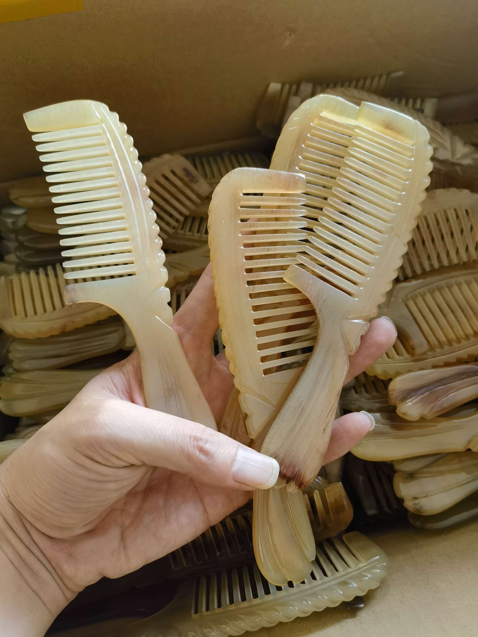 天天和然然羊角牛角精品打花梳子美发梳子按摩梳经络梳多功能梳子镜梳子套装护发工具详情图2