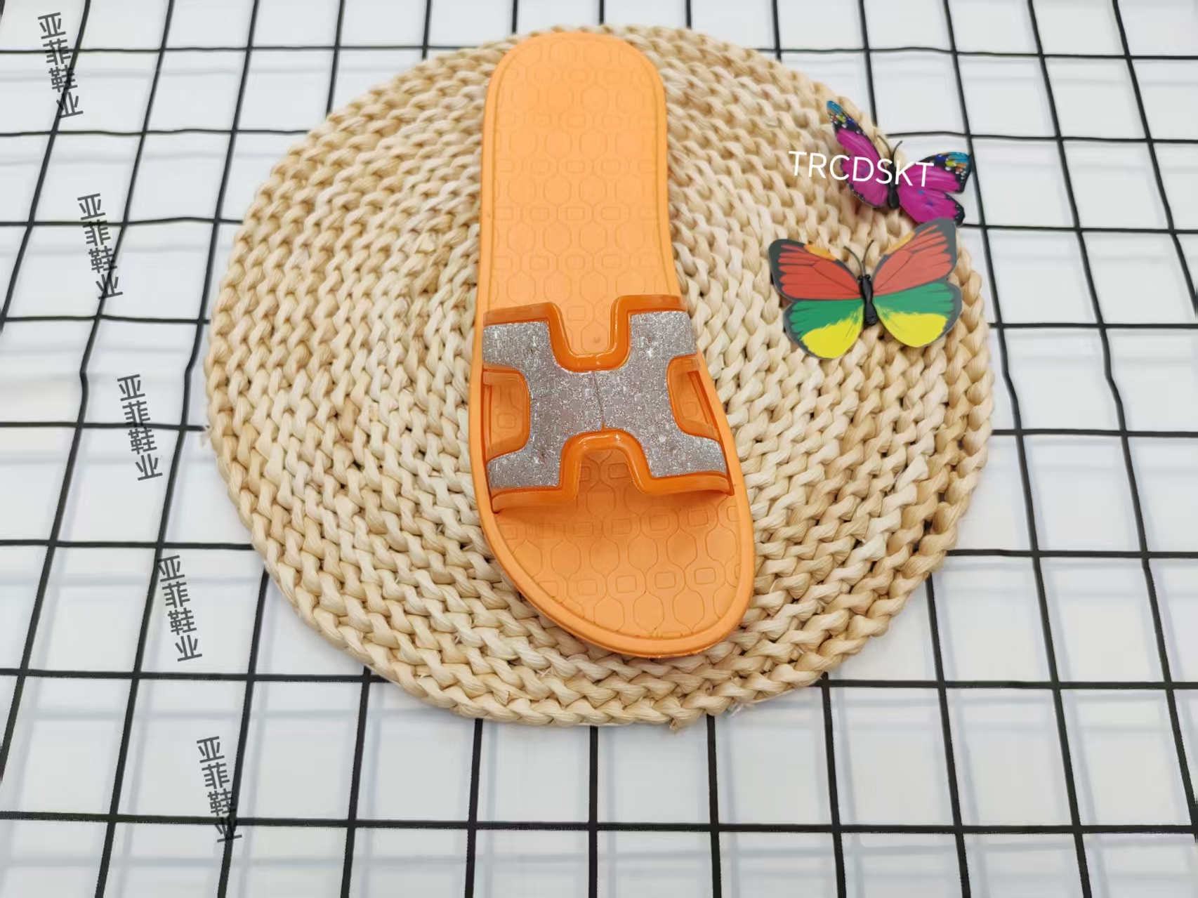 New simple flat I-shaped slippers for summer 2025 full figure