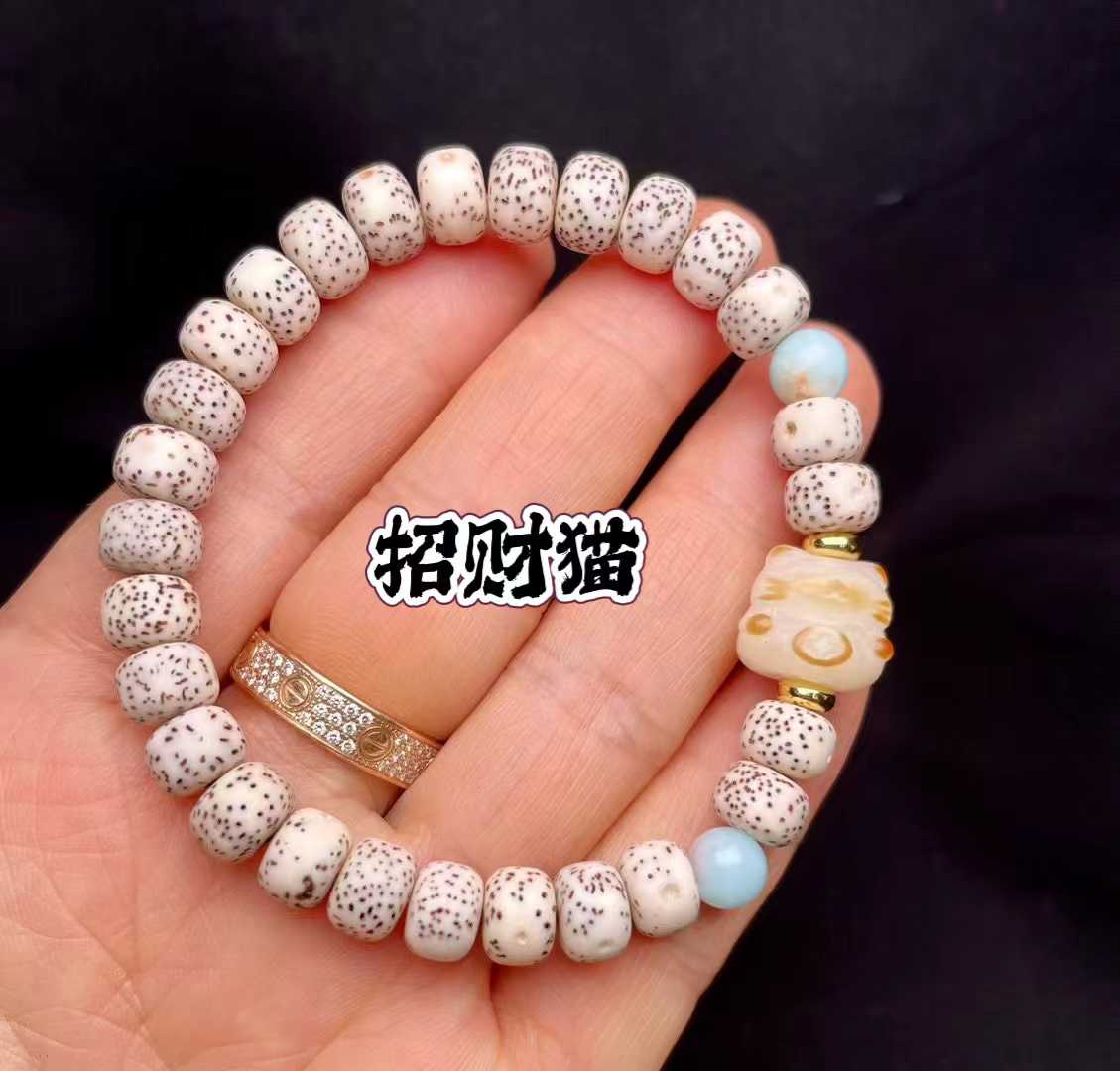 Exquisitely carved star and moon Bodhi large ingot bracelet, chicken oil yellow star and moon sky pearl, six-character maxim maneki Neko bracelet, a must-have for players of cultural and creative bracelets Application Scenario