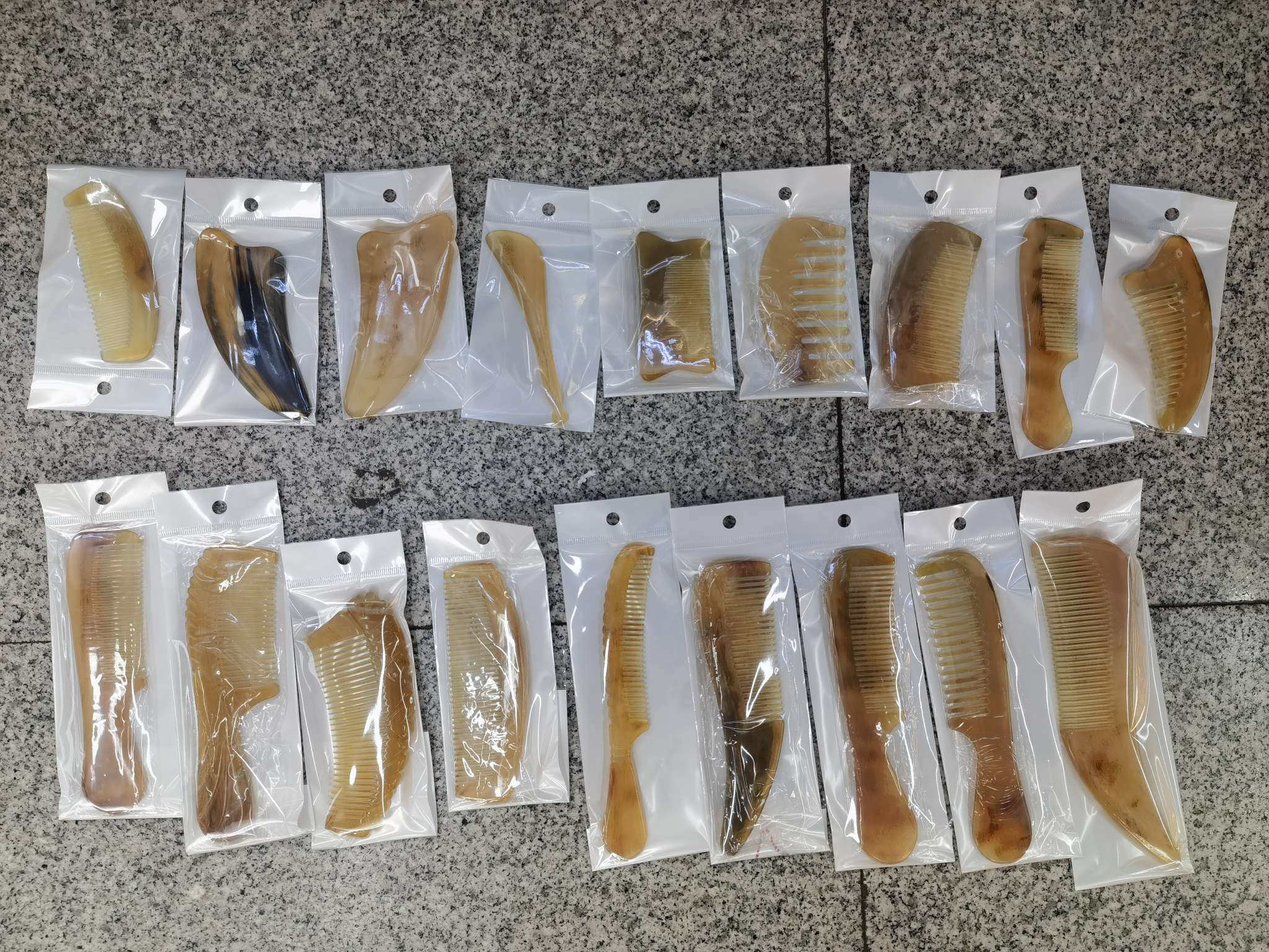 天天和然然羊角牛角精品打花梳子美发梳子按摩梳经络梳多功能梳子镜梳子套装护发工具白底实物图