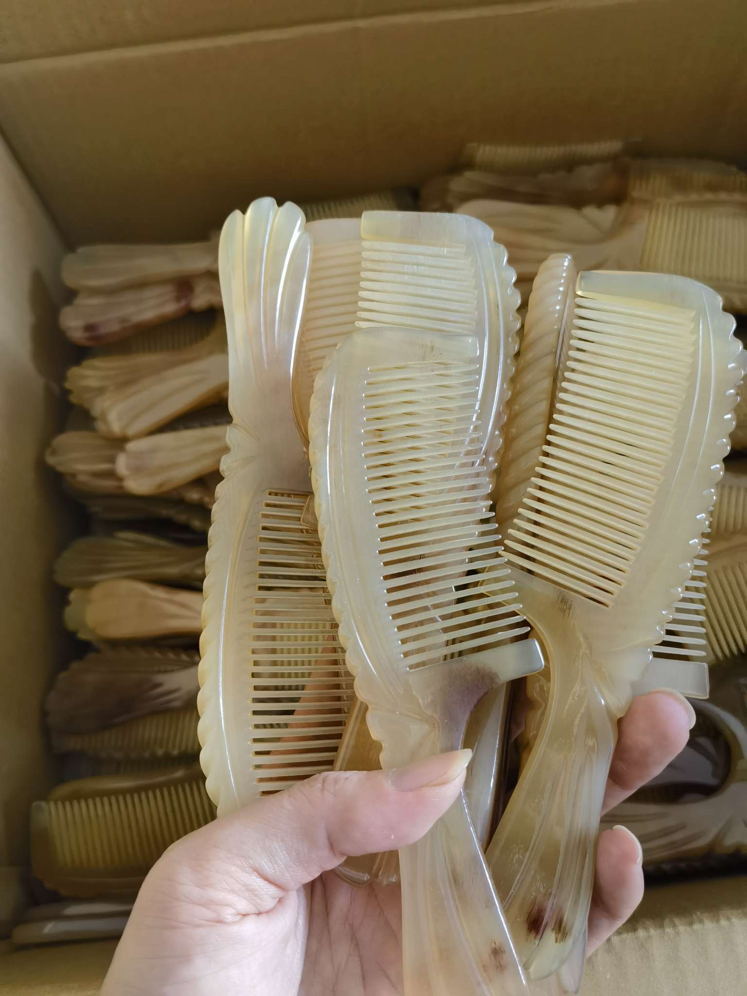 天天和然然羊角牛角精品打花梳子美发梳子按摩梳经络梳多功能梳子镜梳子套装护发工具产品图