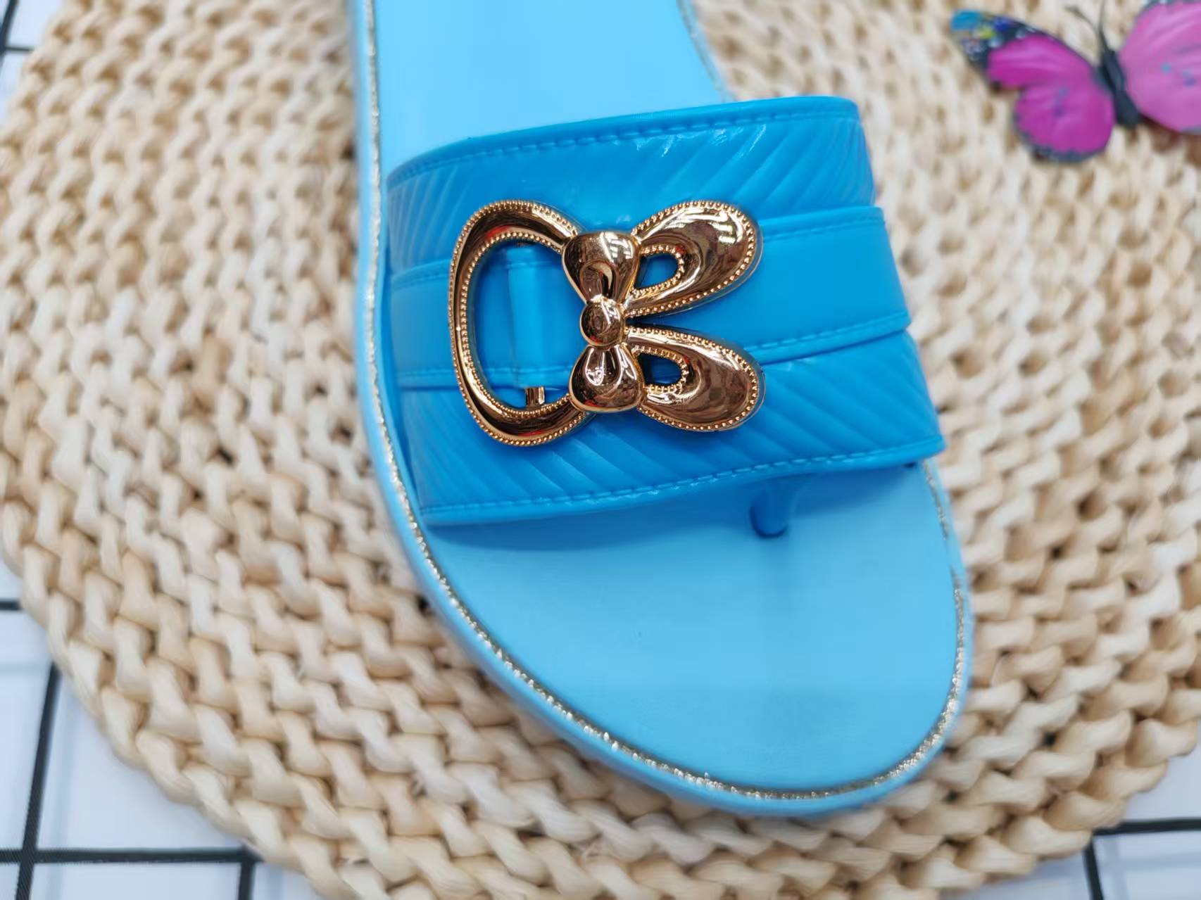 New summer 2025 metal buckle thick-soled one-shoulder flip-flops Application Scenario