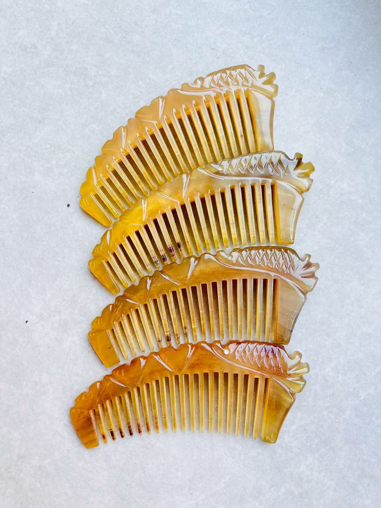 天然羊角精品雕刻相爱有鱼粗齿细齿月型梳加厚按摩美发顺发梳子仿静电梳