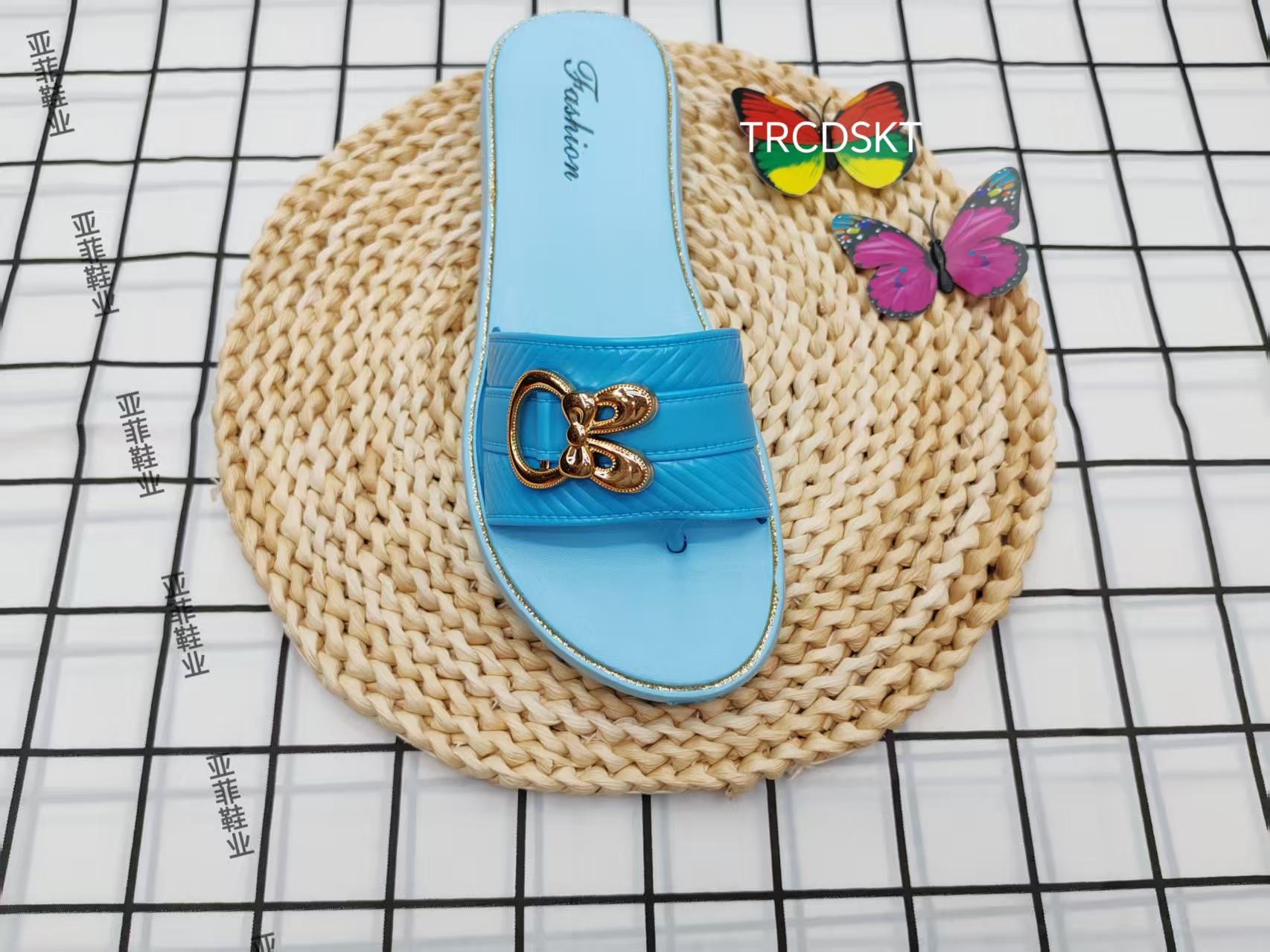 New summer 2025 metal buckle thick-soled one-shoulder flip-flops full figure