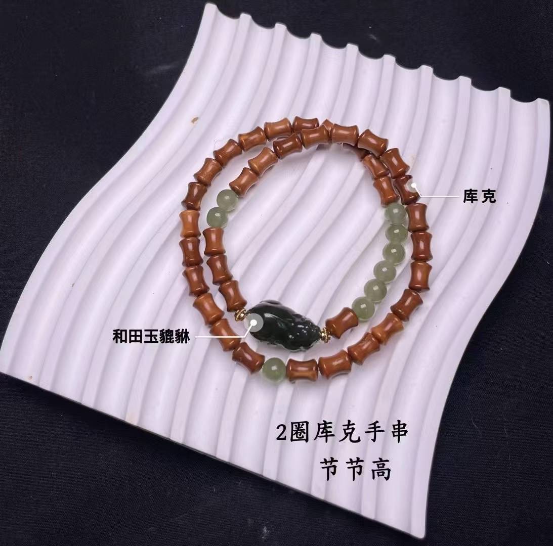 فالكوك، الذي يحمل سسوارا من اسوار الكرز، يحمل يحمل الماسات الخضراء details Picture
