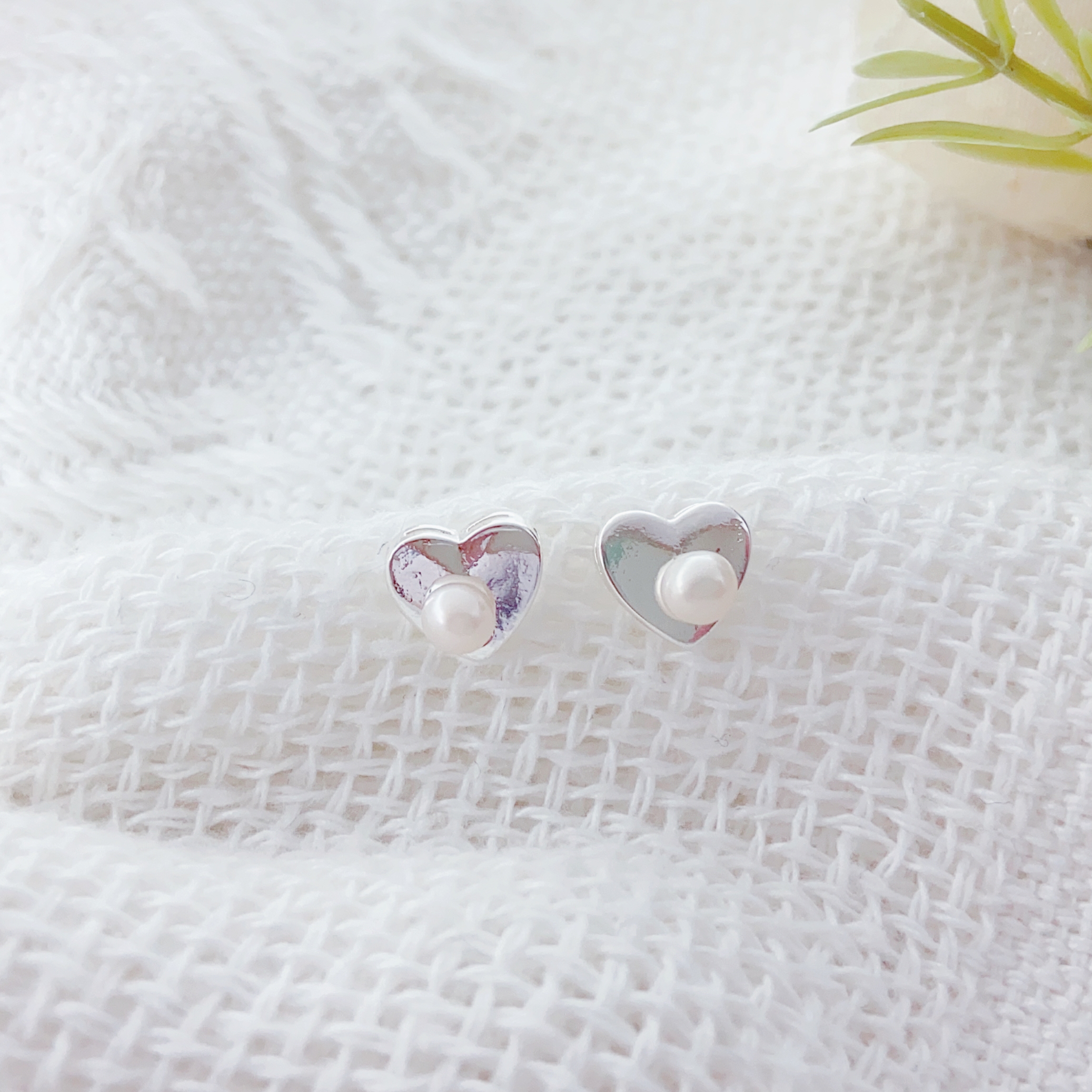 Freshwater pearl ear studs s925 sterling silver needle ear studs are new Instags-style versatile earrings with a niche design