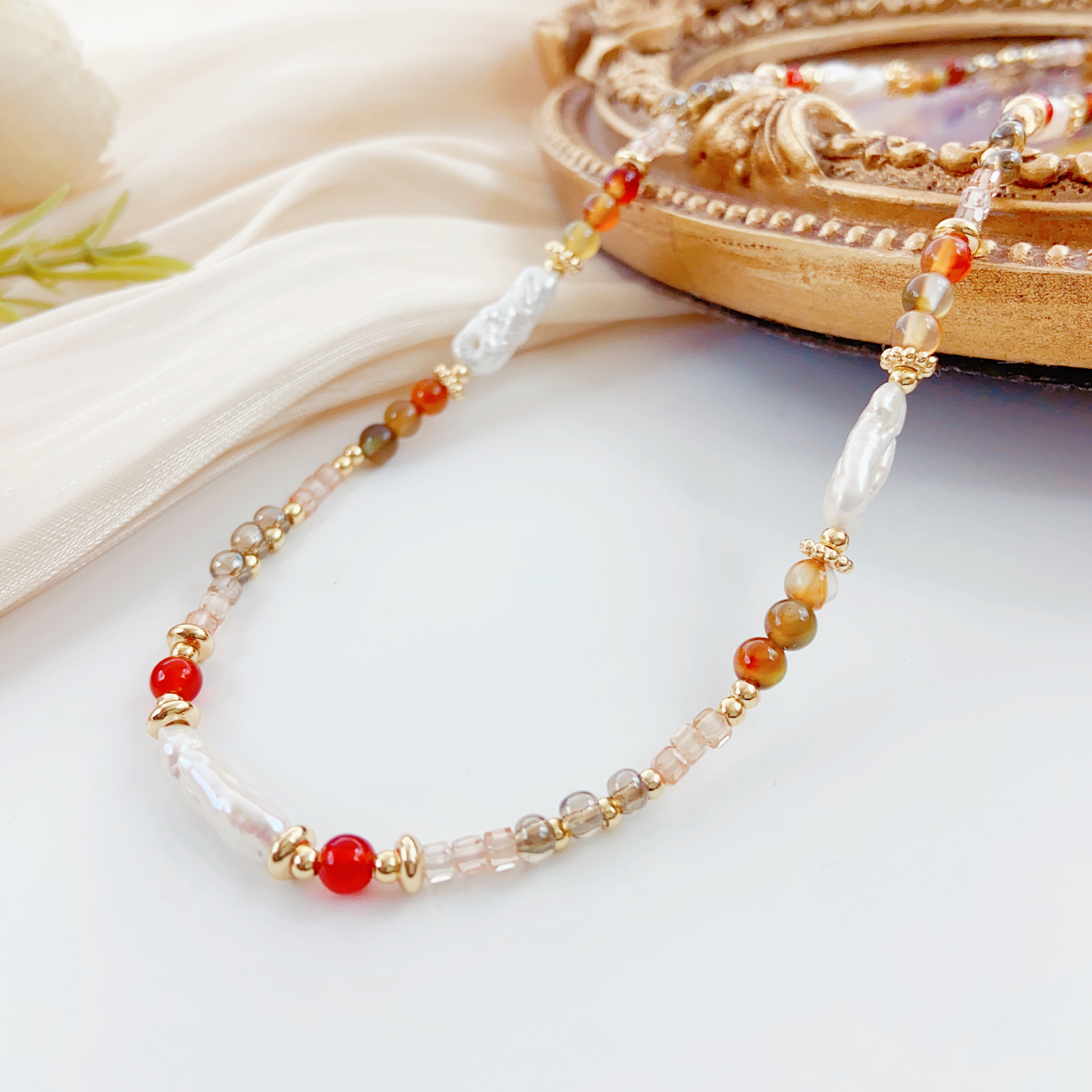 Pearl Necklaces Are Fashionable And Versatile. They Are Trendy Jewelry For Women And Suitable As Gifts For Daily Wear details Picture