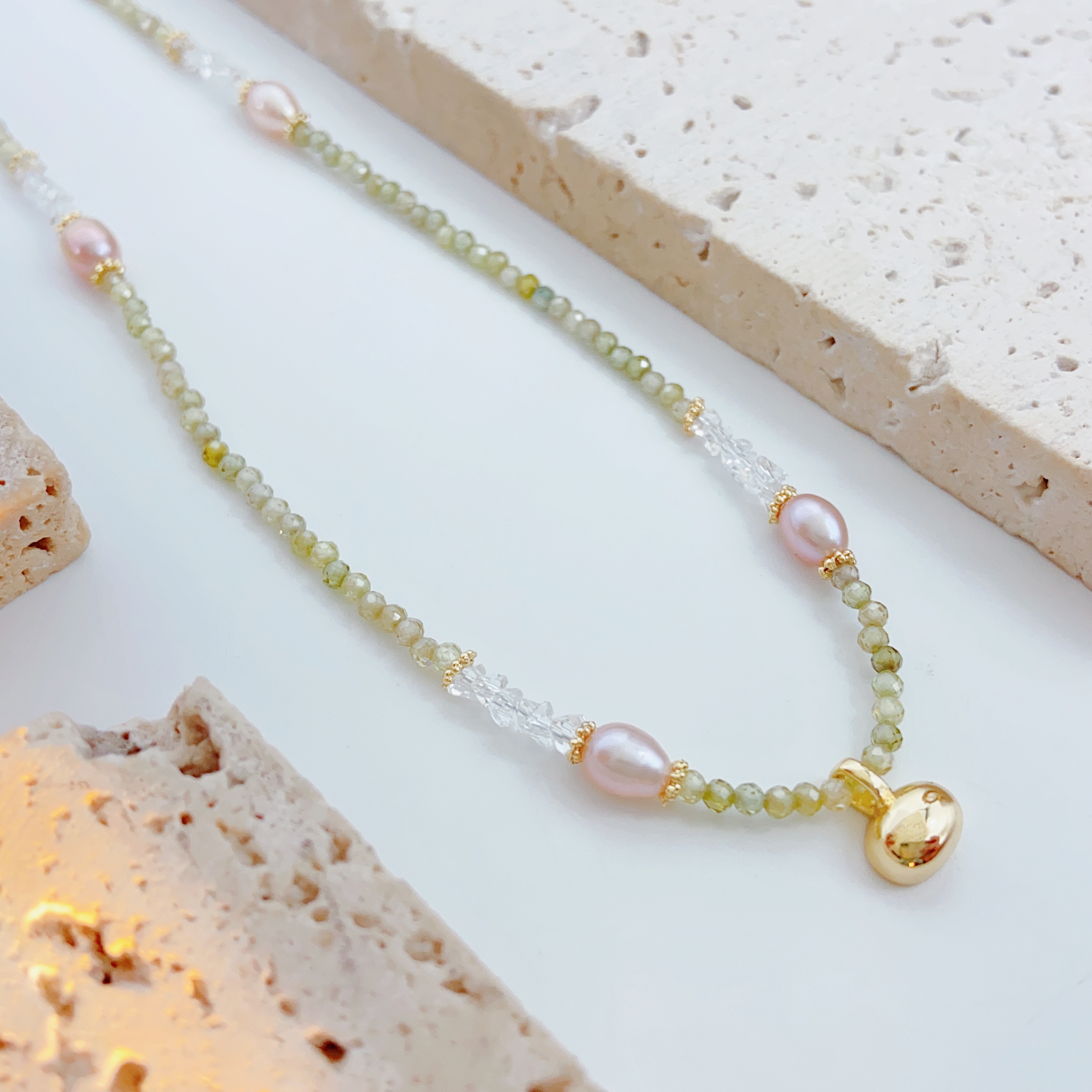 Natural Freshwater Pearl Necklaces Are Suitable For Women To Wear Daily Application Scenario