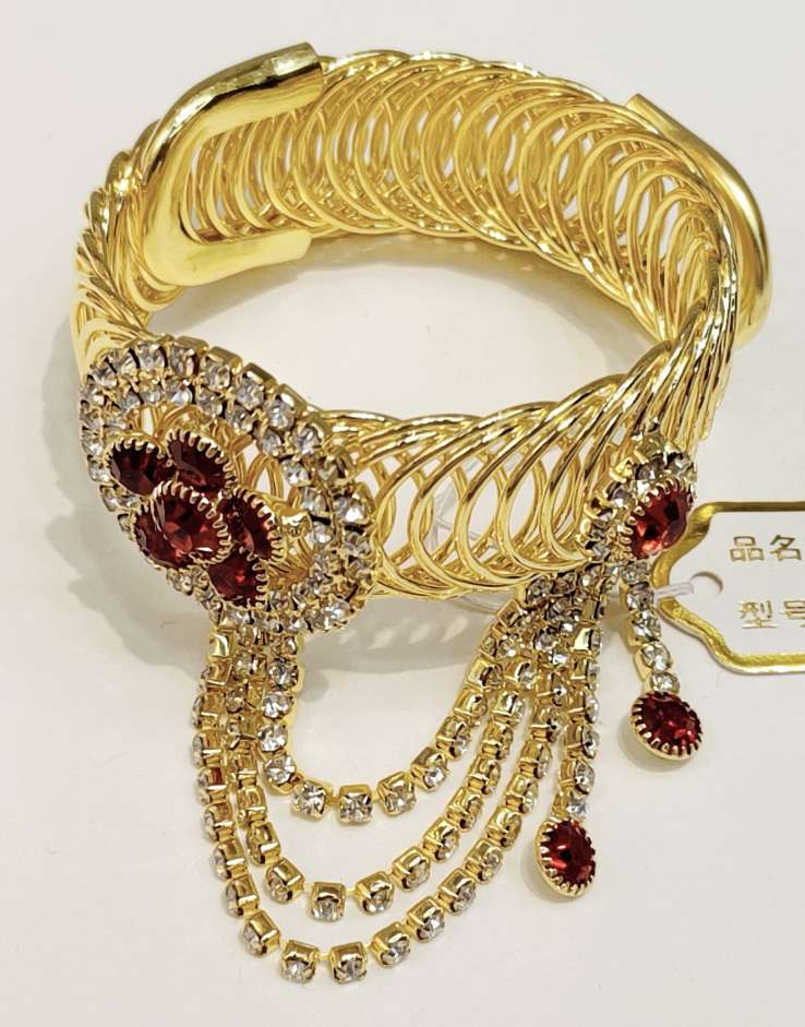 金色手镯，饰红水晶、水钻，链条流苏设计，华丽吸睛。手链