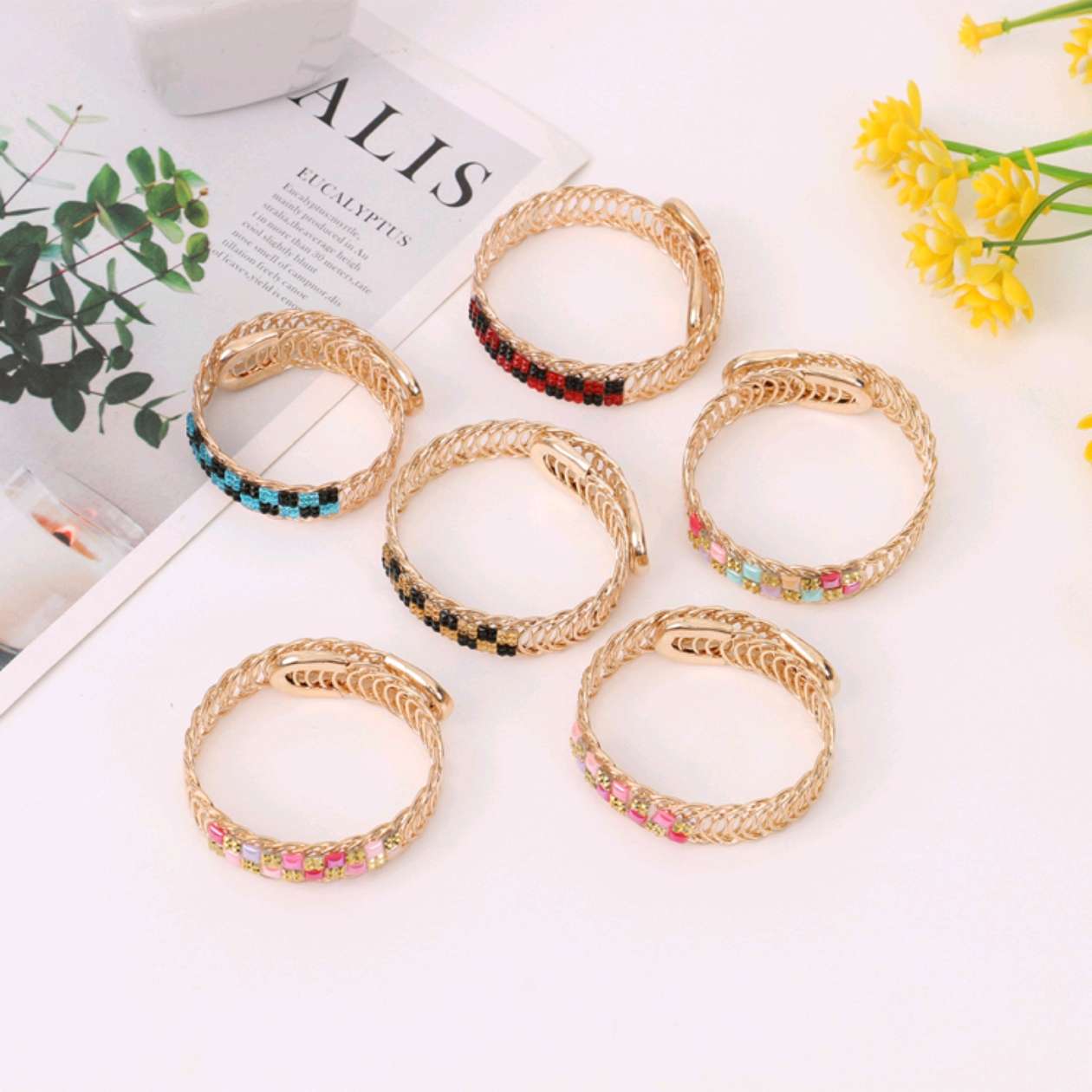 金色编织窗帘扣，饰红黑格纹水钻，精致美观，为窗帘增辉。窗帘扣窗帘装饰