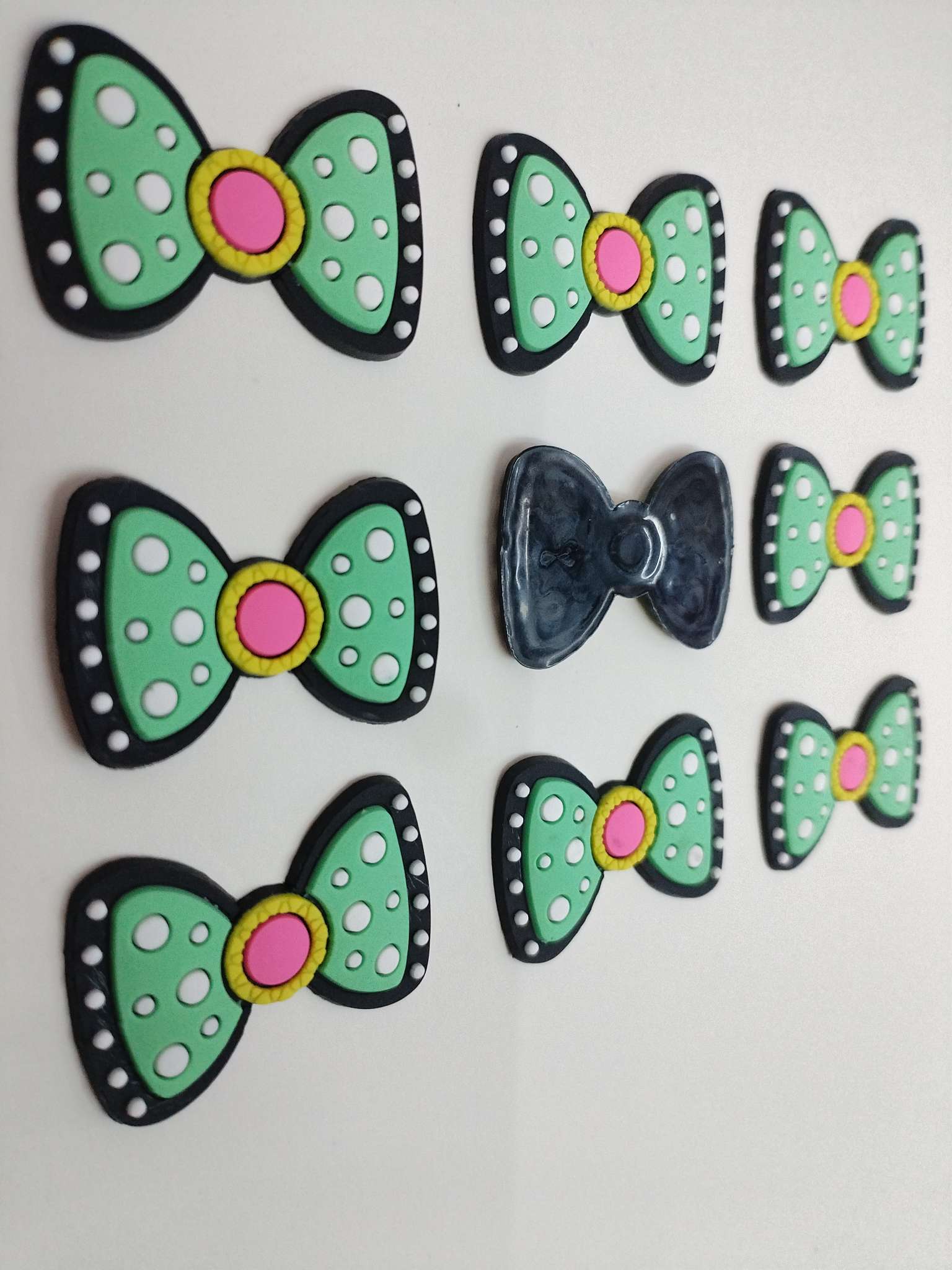 Cartoon color wave dot mariposa PVC soft adhesivo parches, casos de teléfono, vasos de agua parches de refrigerador, accesorios de hebilla de zapato hole shoes. Application Scenario