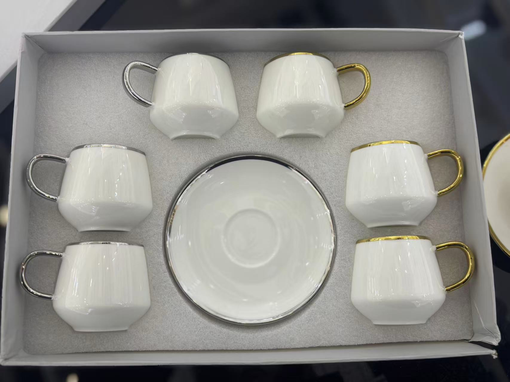 European-style ceramic coffee cup set, small luxury Jinbian ceramic milk tea cup, hotel American coffee cup Application Scenario