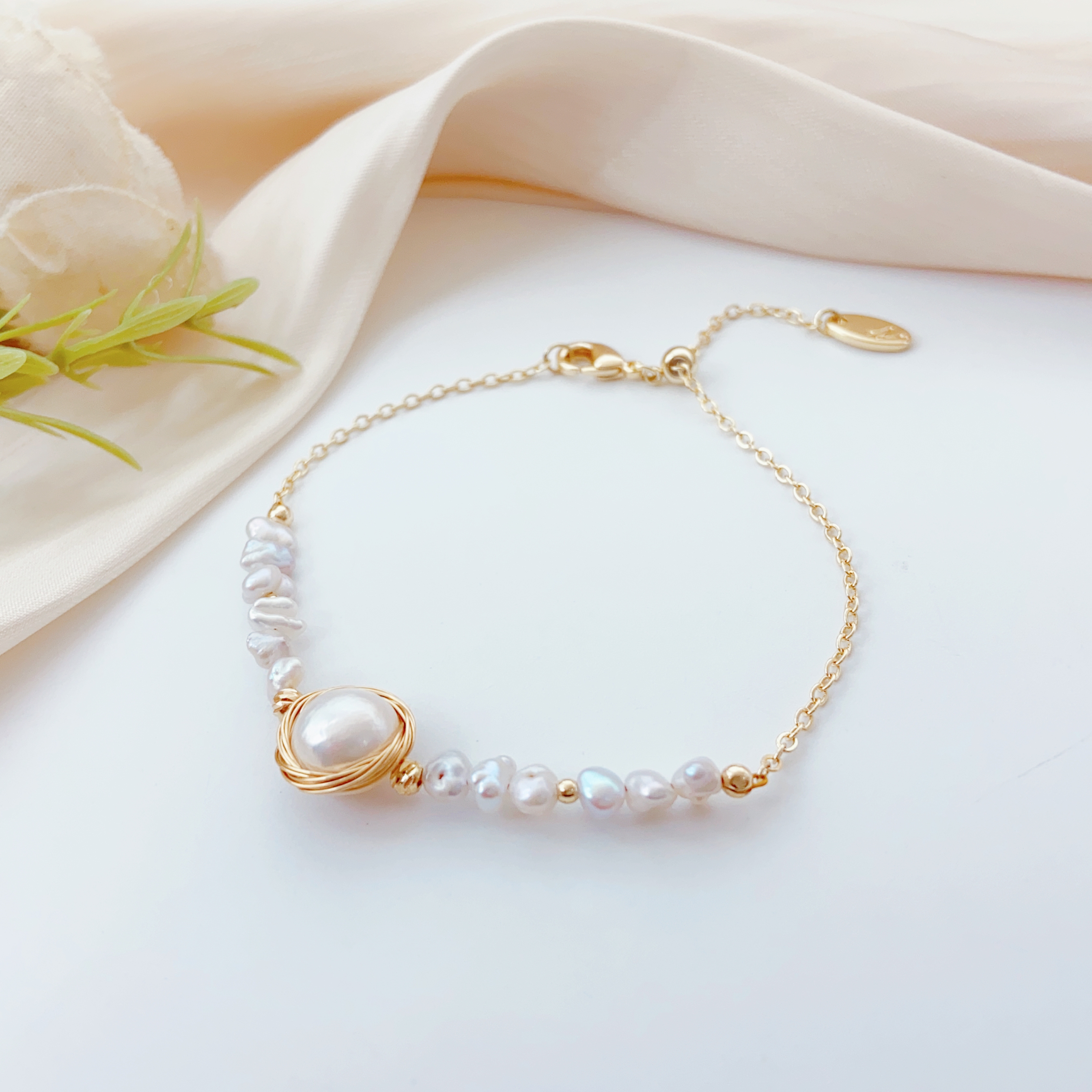 Pearl bracelets are fashionable, high-end and personalized accessory bracelets for women. They are suitable for daily wear and party and banquet accessories Application Scenario