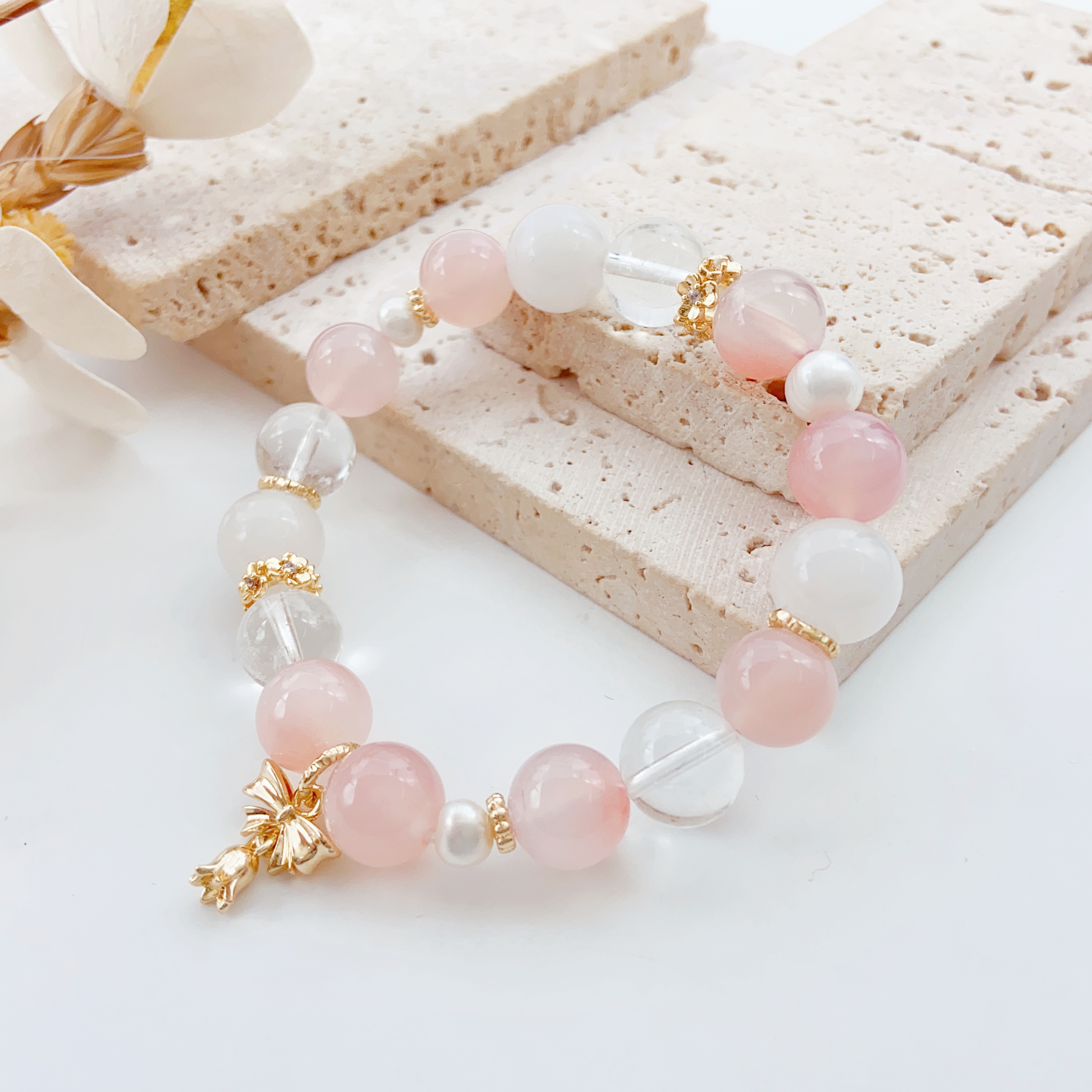 This Is A Natural Baroque Irregular Pearl Bracelet With A Touch Of Natural Luxury. It Features An Ins Design And Is Suitable For Women To Wear Daily Application Scenario