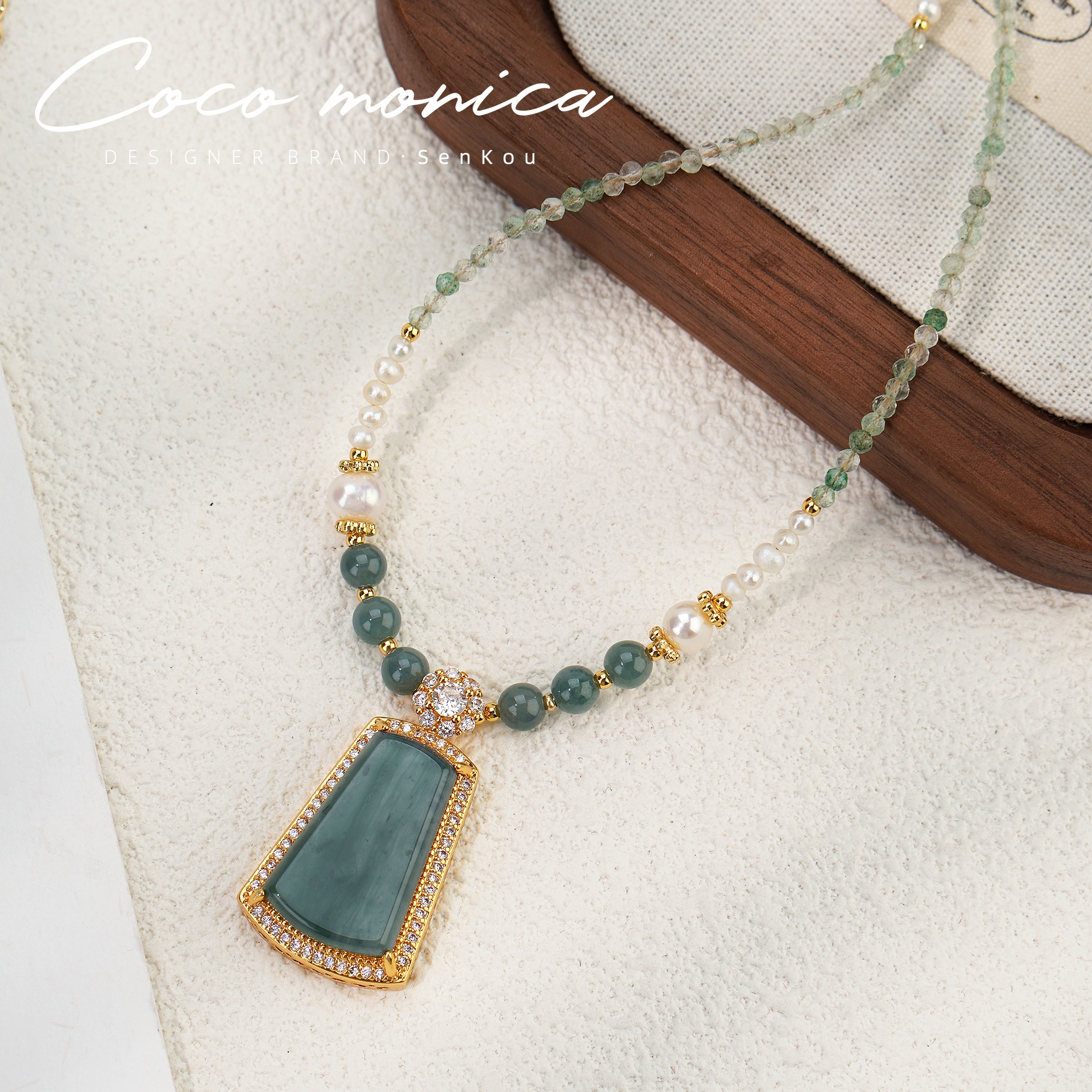 新款仿蓝翡翠无事牌仿珍珠白水晶项链女轻奢高级感毛衣链百搭配饰