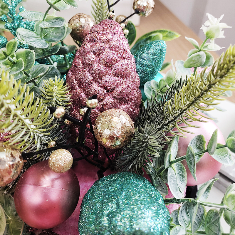 Cross-border artificial green plant potted plants with a high-end feel, Christmas artificial flowers, home decoration ornaments, Christmas decorative potted plants, scene arrangement decorative ornaments Application Scenario