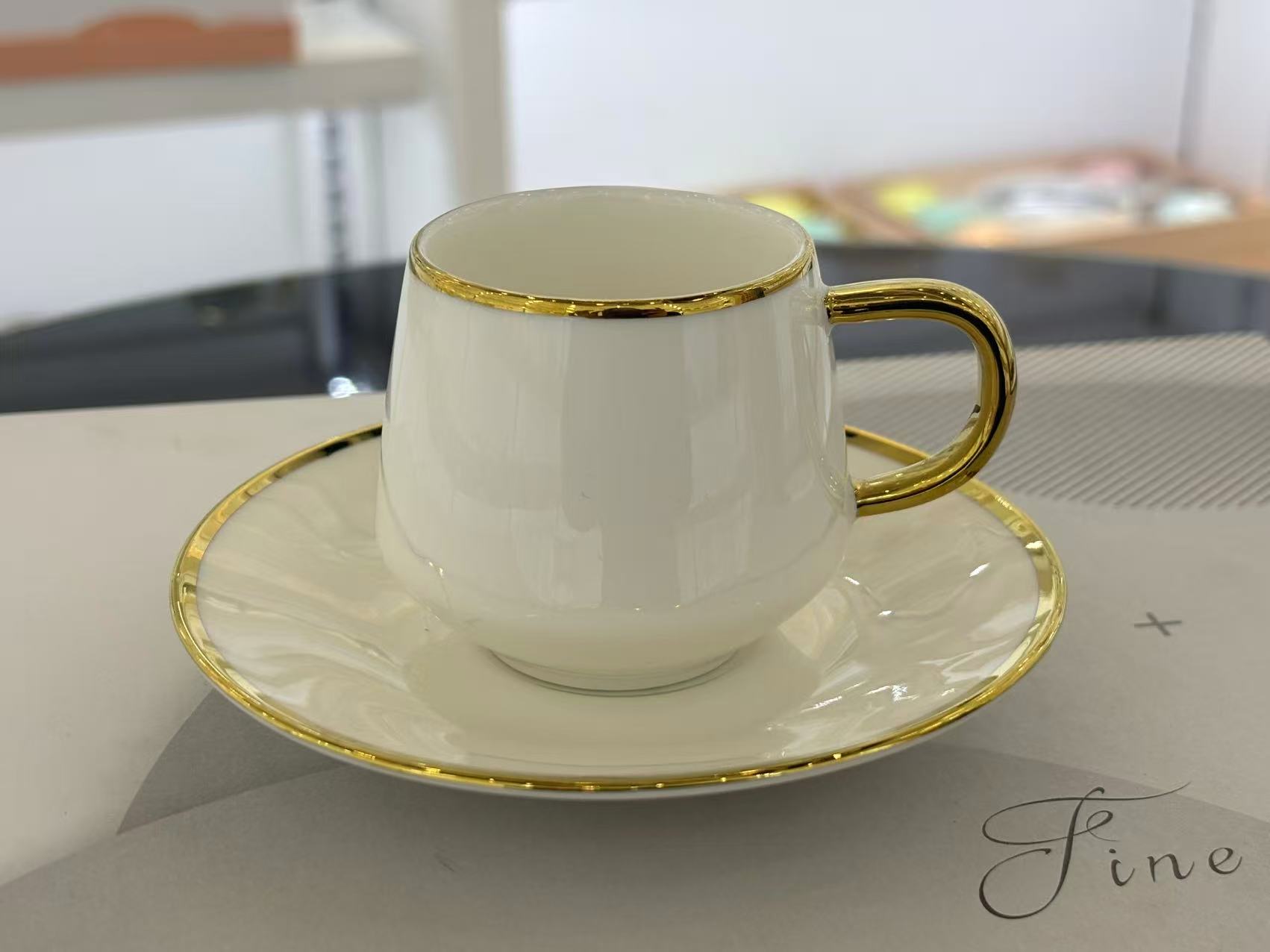Bone China pure white coffee cups and saucers. Each cup and saucer is printed with a logo. Coffee shop ceramic cups with saucers and gold plating Application Scenario