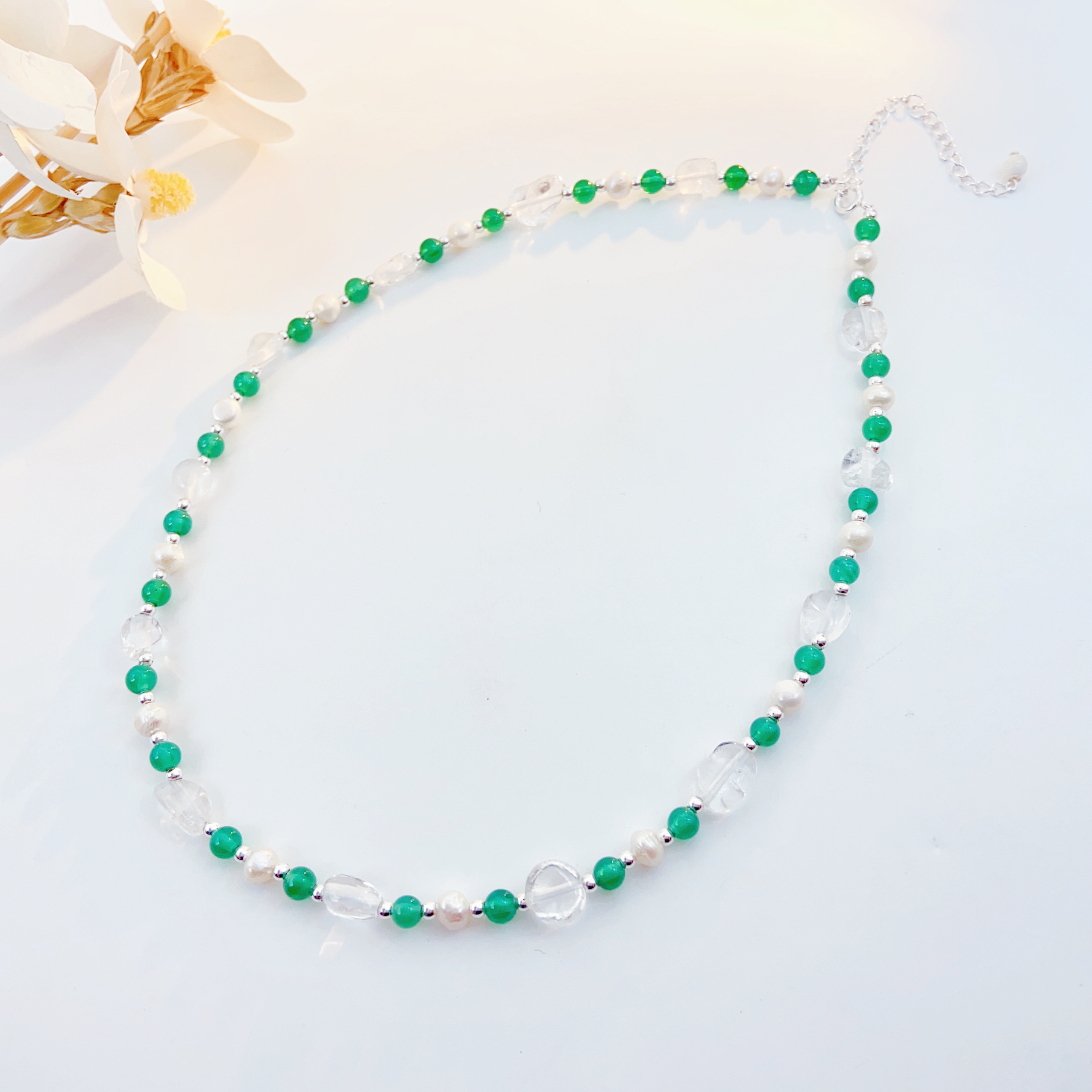 Edgy pearl necklace with metal elements