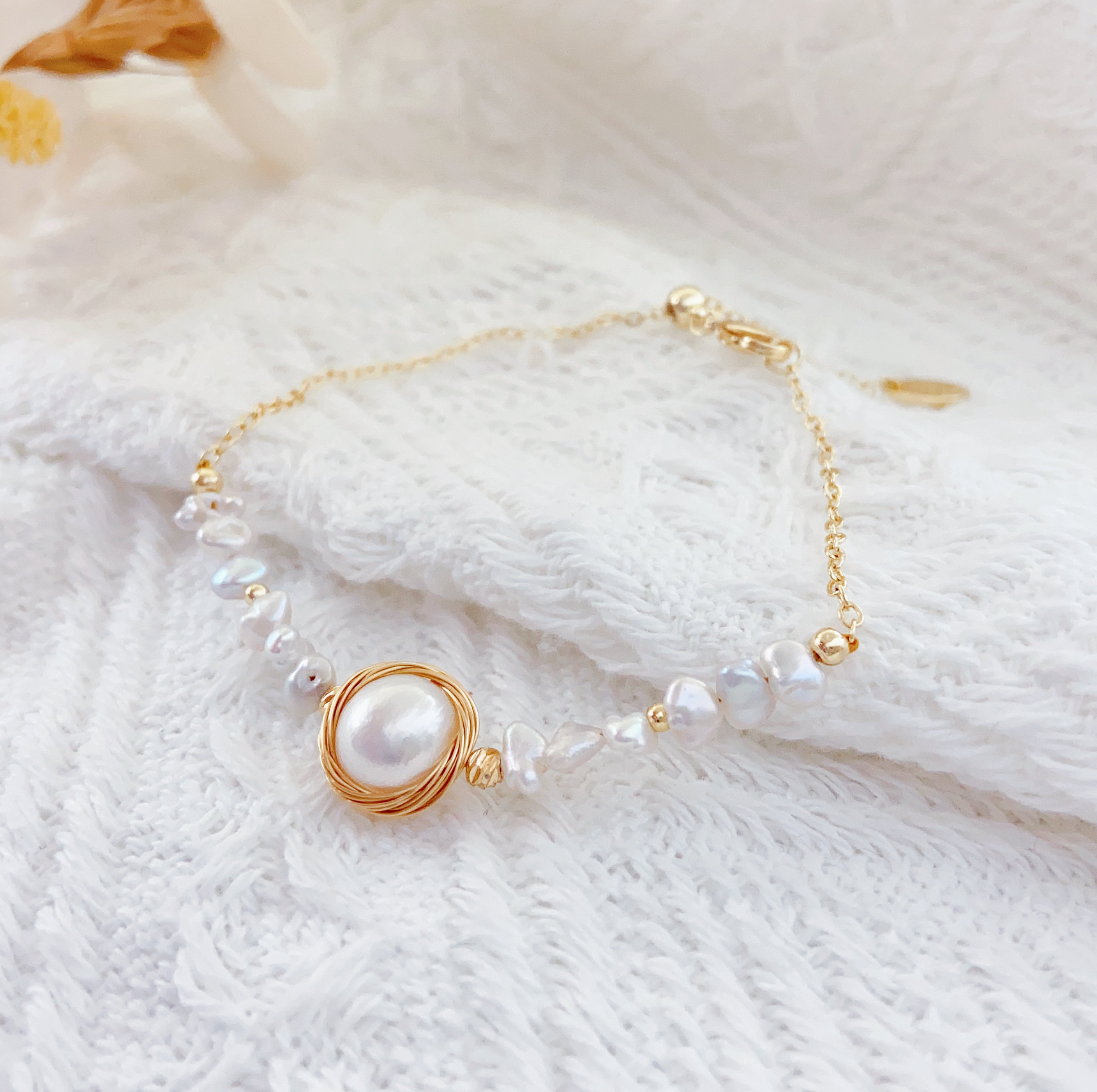 Pearl bracelets are fashionable, high-end and personalized accessory bracelets for women. They are suitable for daily wear and party and banquet accessories details Picture