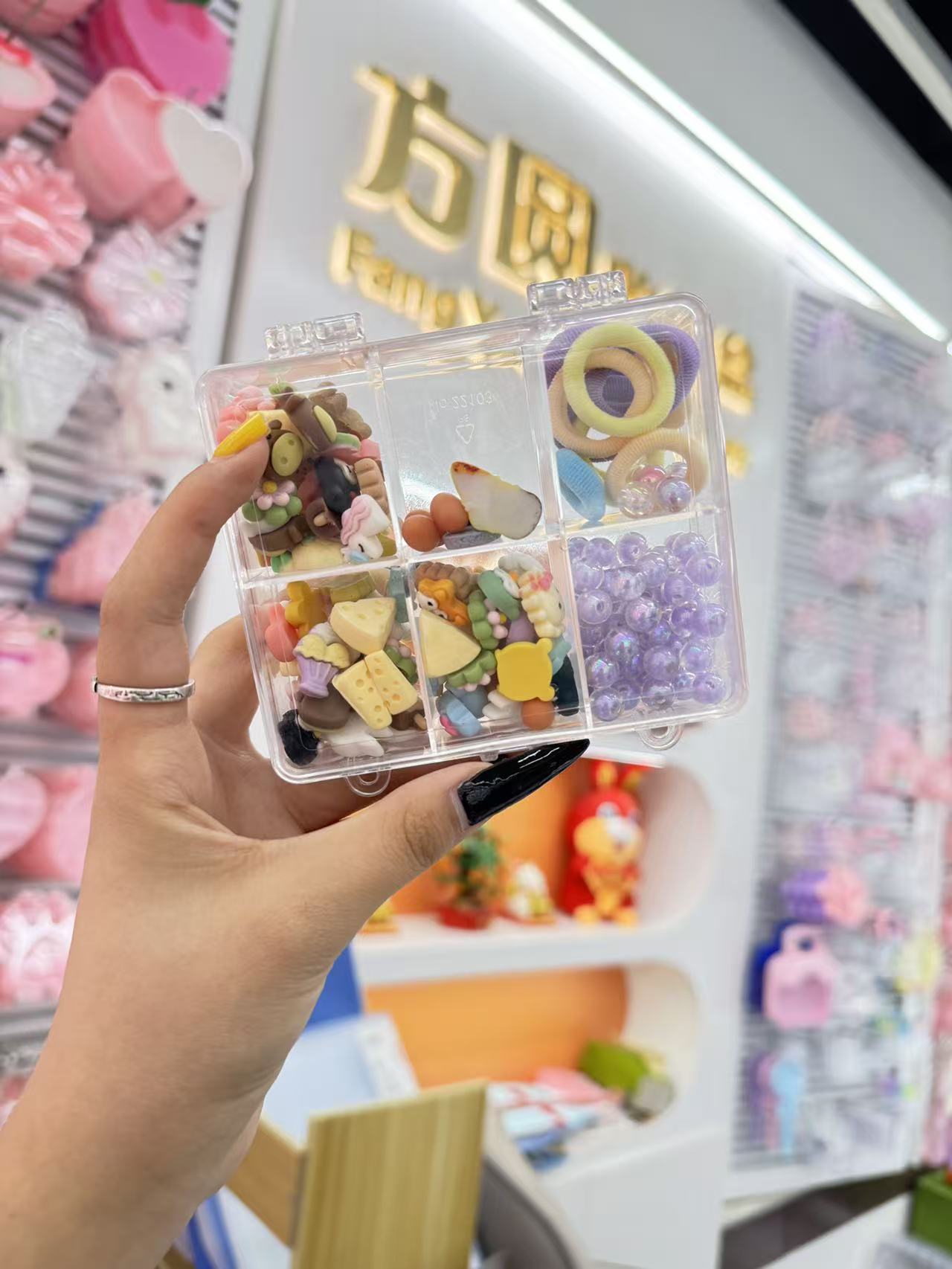 美甲饰品收纳盒空盒子透明色钻盒穿戴甲片分格小盒子美甲工具