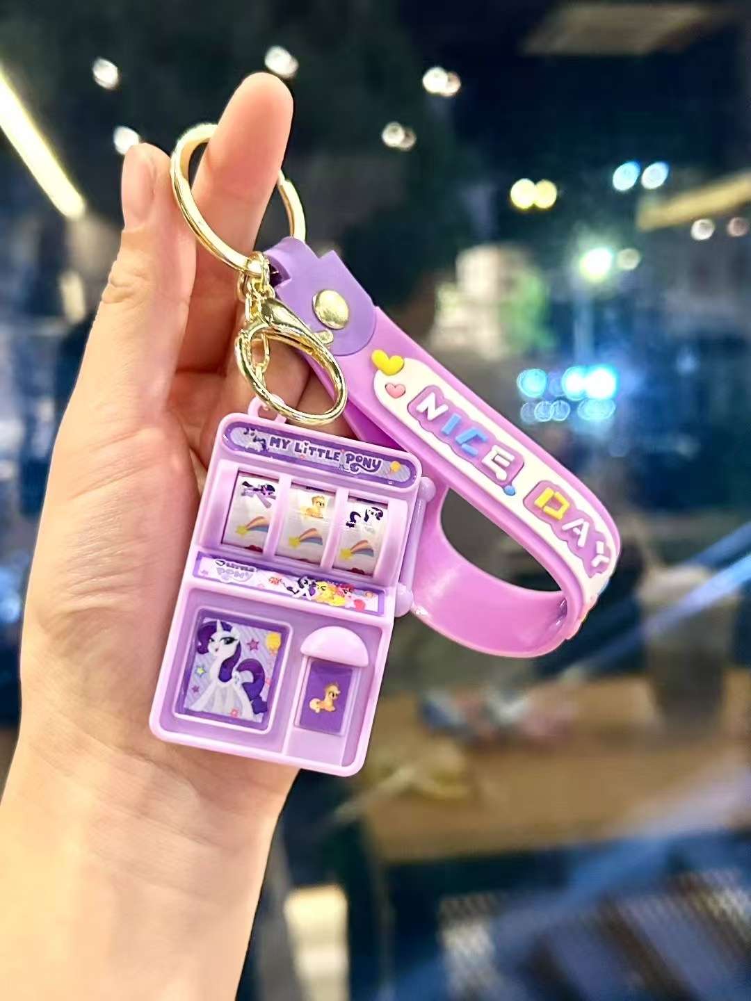 The keychain hung on the schoolbag as a toy looks very beautiful Application Scenario