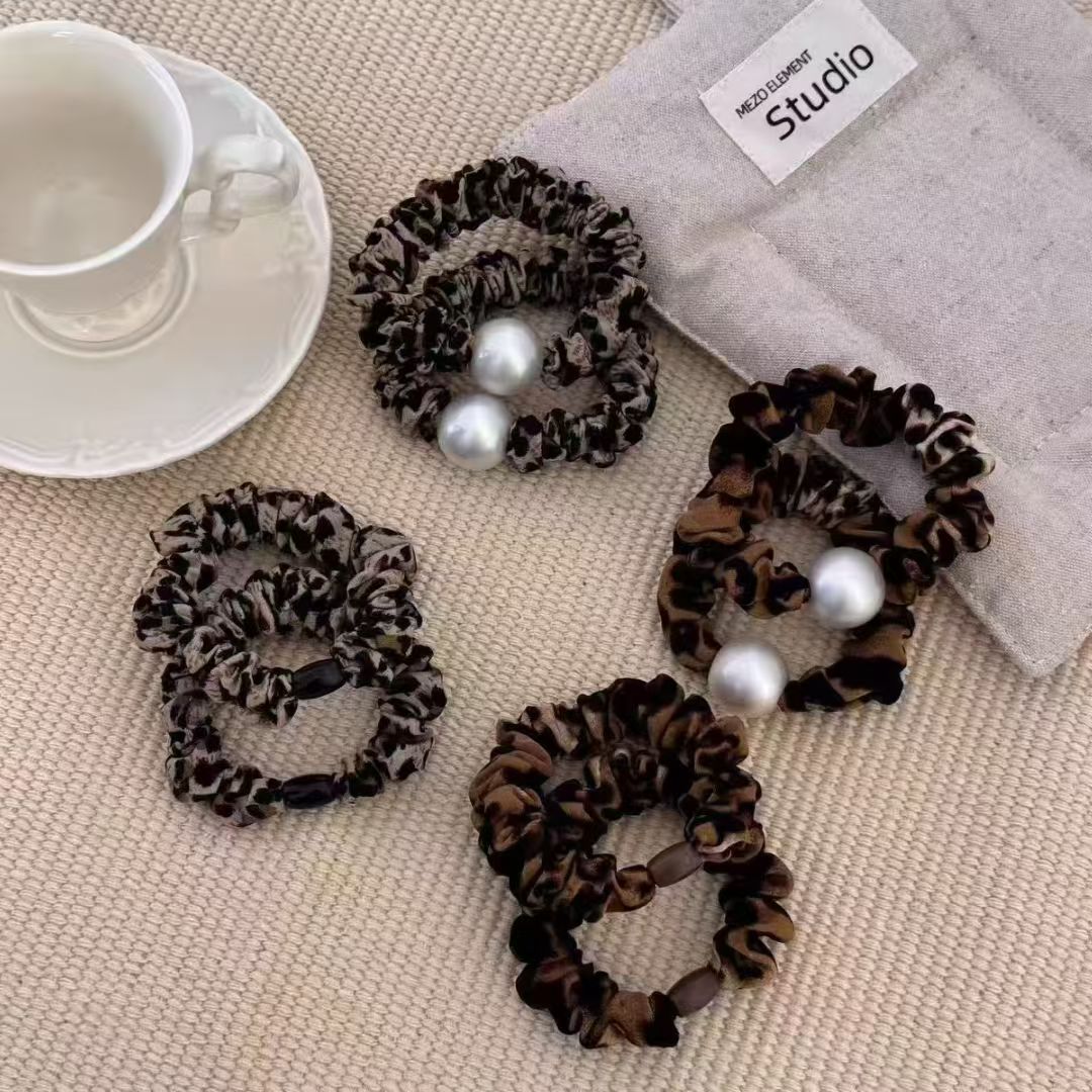 Hair ties, hair clips, hair combs, hair accessories, fashionable hair accessories, women's decorative leopard print small intestine rings detail image 2