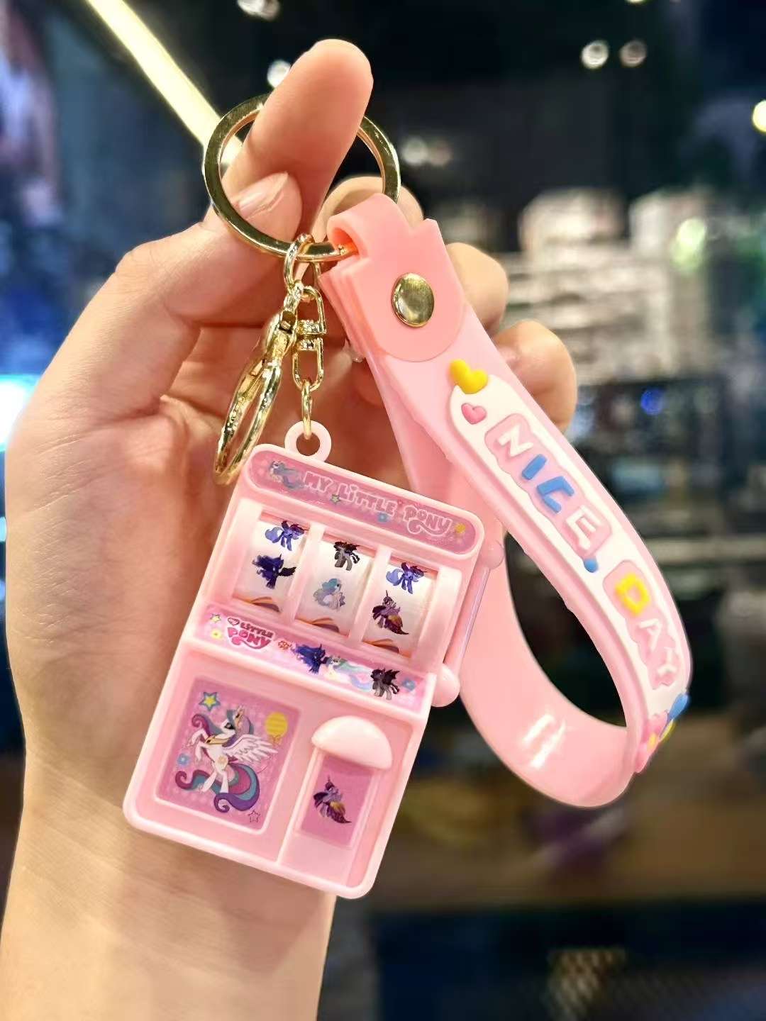 The keychain hung on the schoolbag as a toy looks very beautiful details Picture