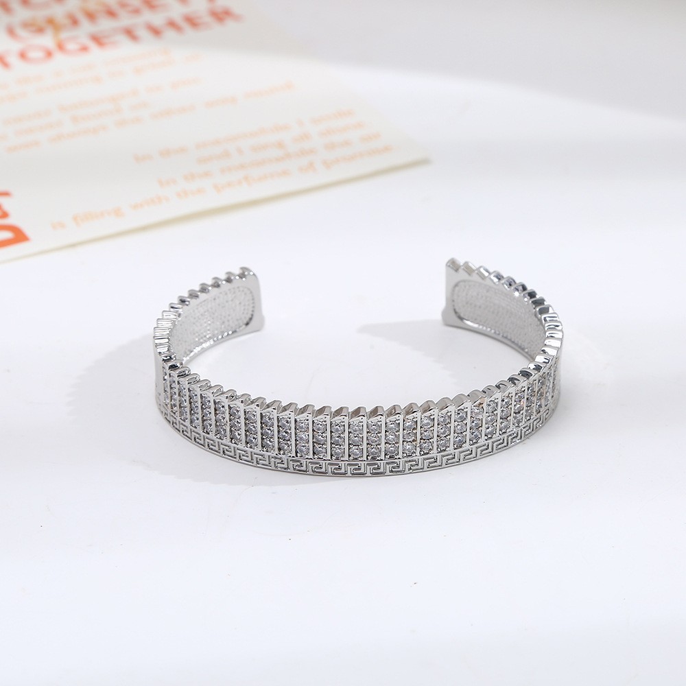 Zircon diamond-encrusted open bracelet, a fashionable and individual commuting wristband, an ins niche design, versatile and elegant jewelry Application Scenario