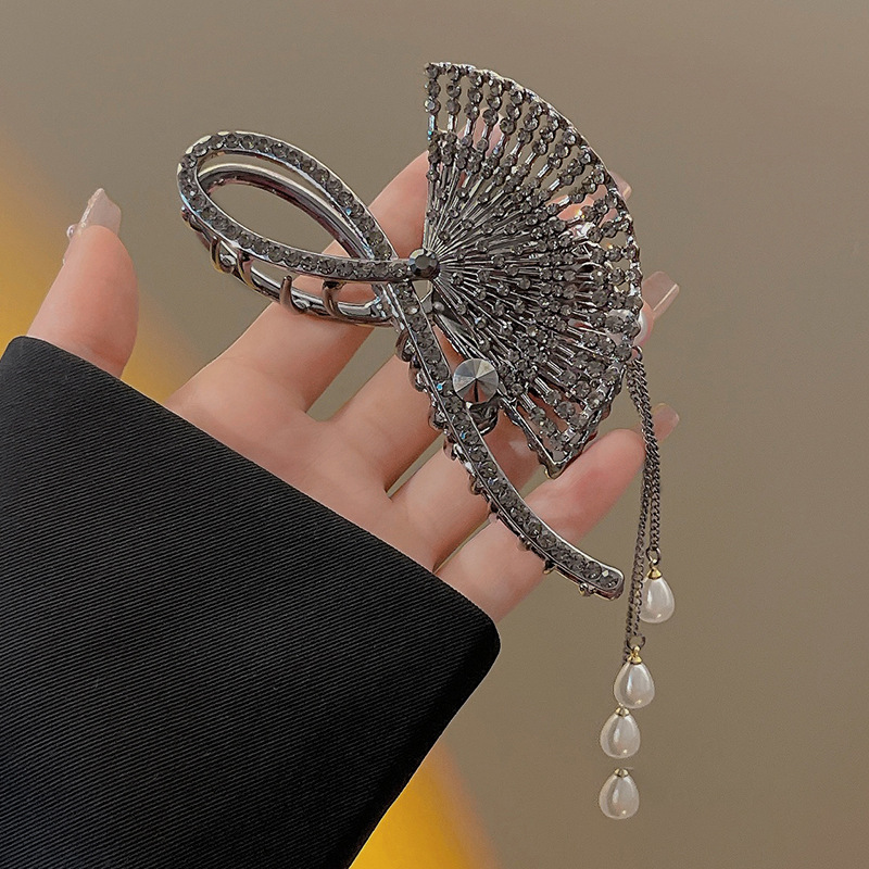 The super ethereal fan-shaped tassel metal gripper at the back of the head exudes a high-end feel. The full diamond style hair clip is a classic shark clip headwear detail image 5