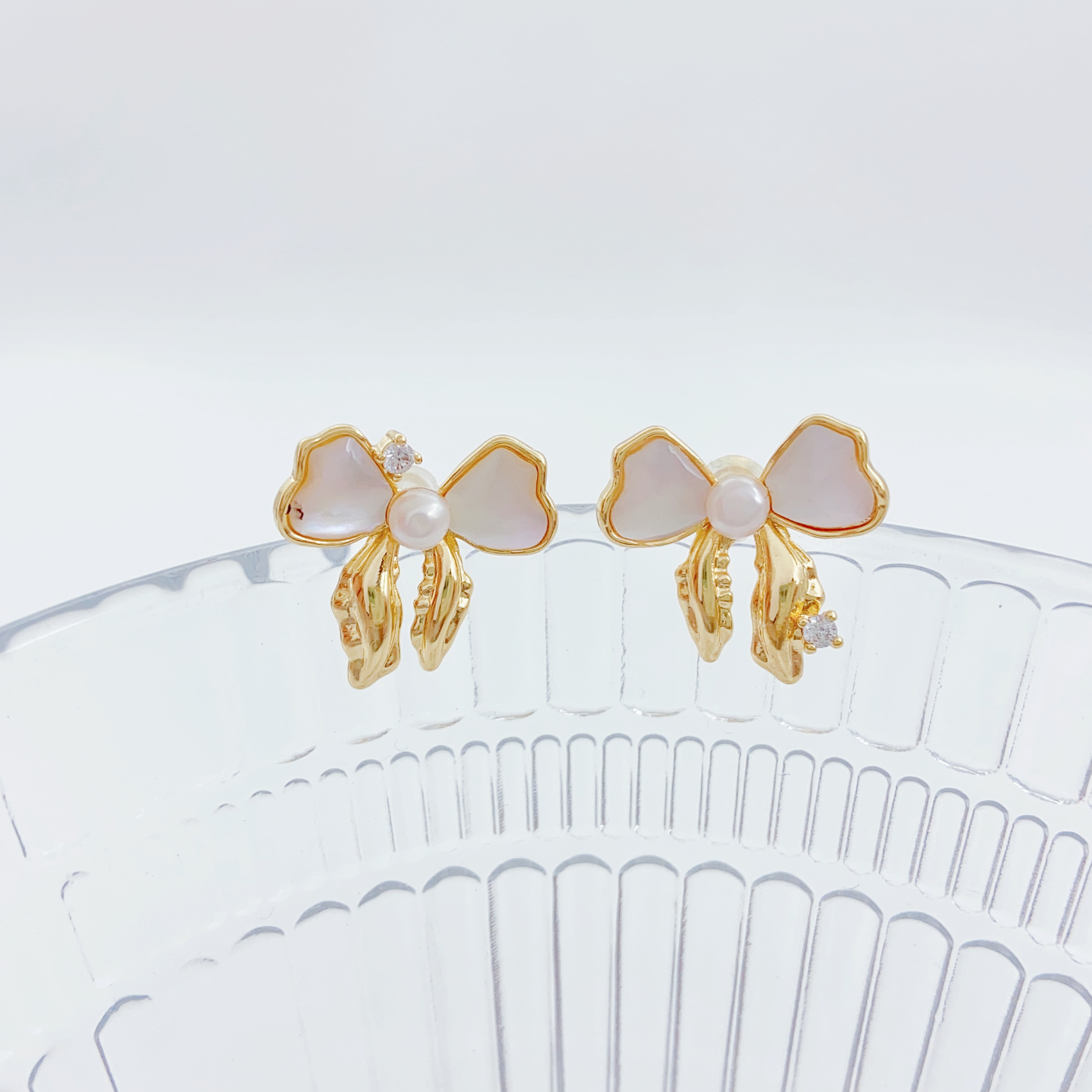 Freshwater pearl ear studs s925 silver needle ear studs are new Instags-style versatile earrings with a niche design Item Picture
