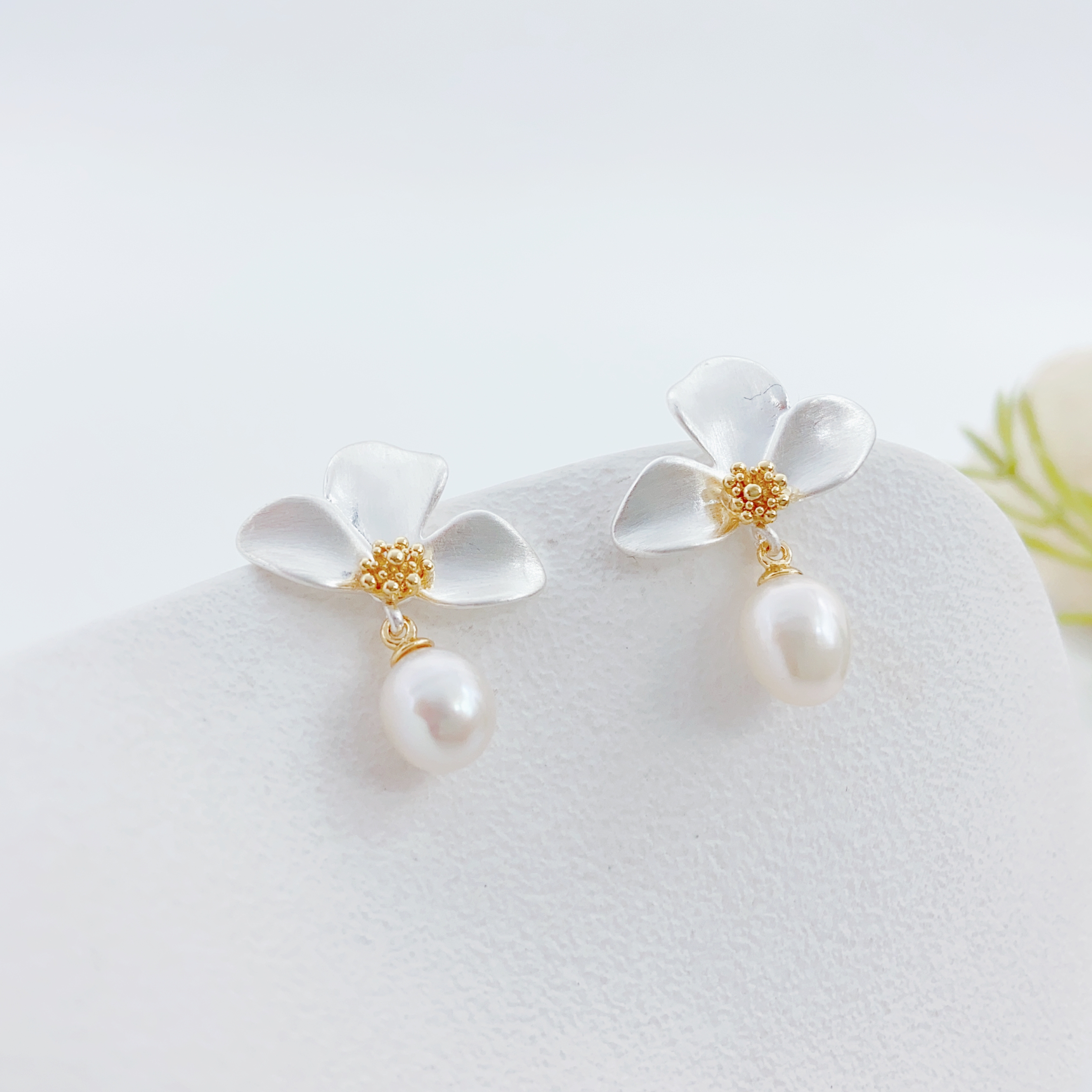 A pair of freshwater pearl ear studs s925 sterling silver needle ear studs, a new Instags-style versatile ear accessory with a niche design Application Scenario