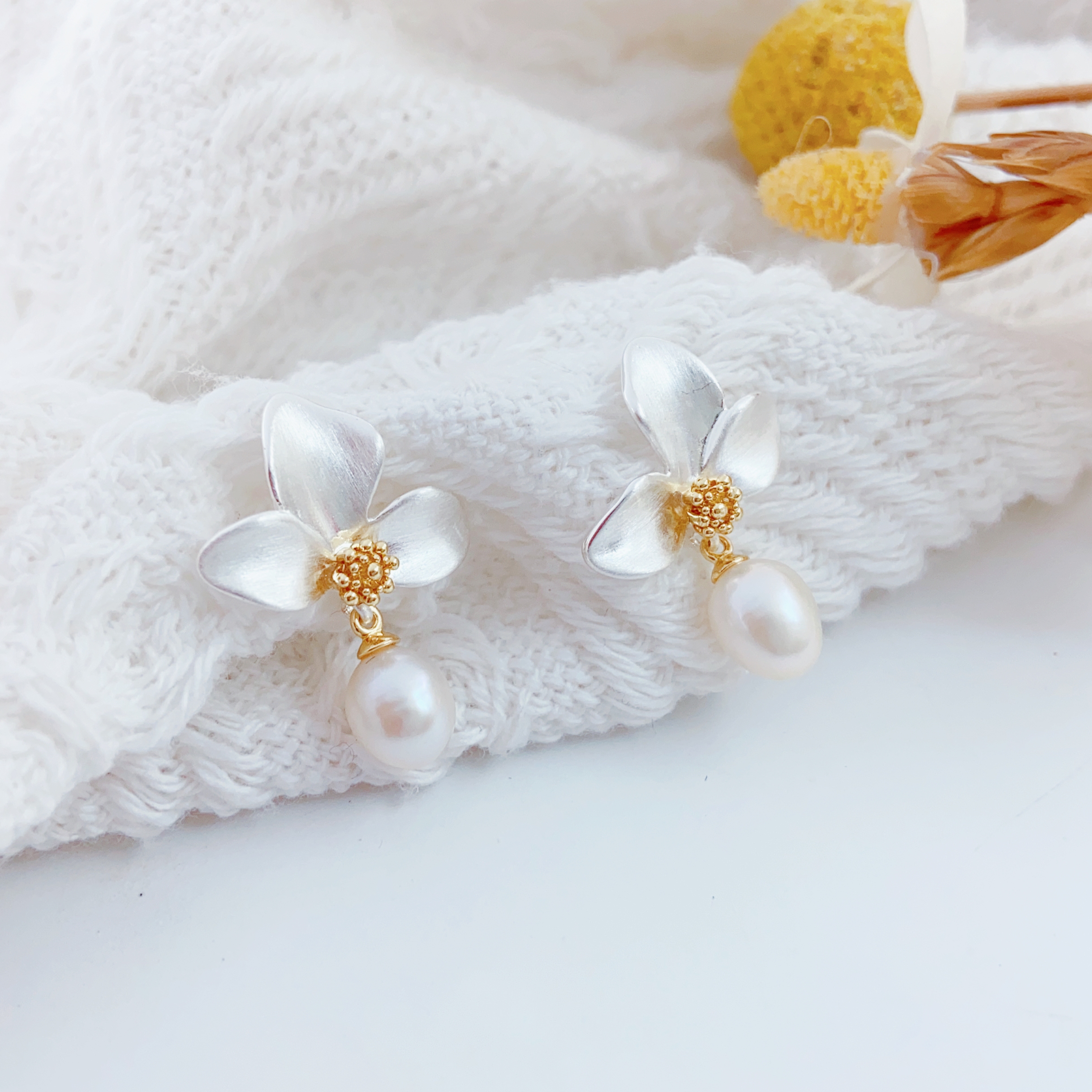 A pair of freshwater pearl ear studs s925 sterling silver needle ear studs, a new Instags-style versatile ear accessory with a niche design Specification image