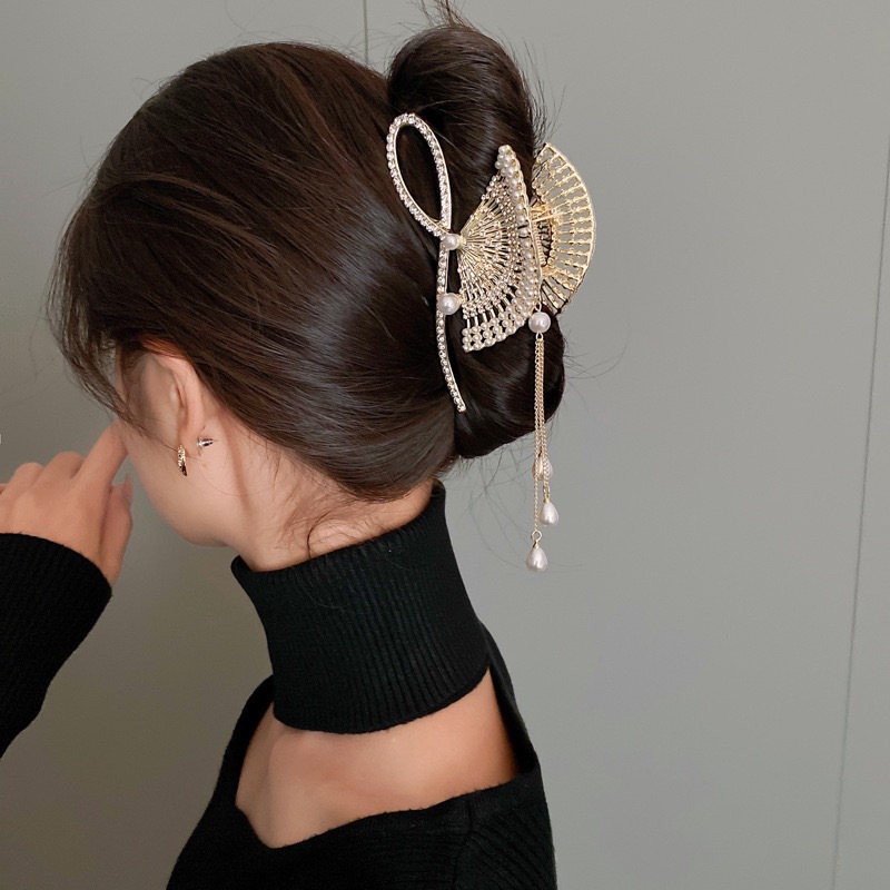 The super ethereal fan-shaped tassel metal gripper at the back of the head exudes a high-end feel. The full diamond style hair clip is a classic shark clip headwear detail image 3