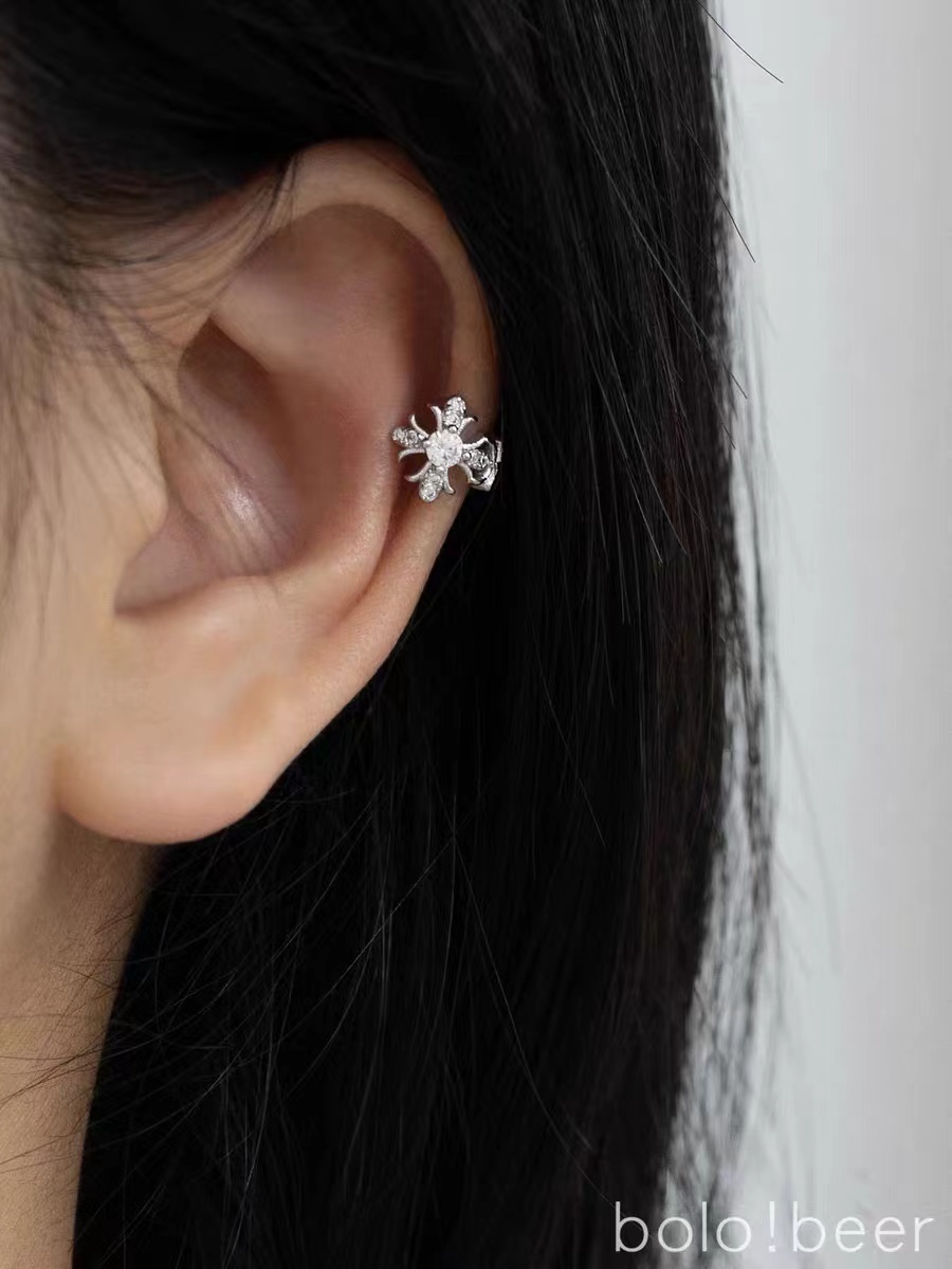亨森新款花边十字架微镶锆石男女同款简约小众ins风百搭耳圈耳扣细节图