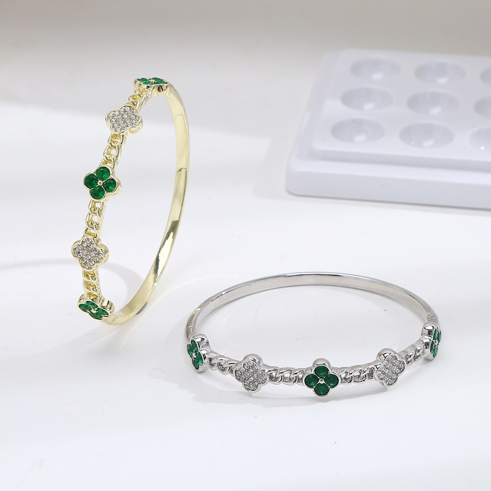 Diamond-encrusted bracelet, four-leaf clover green, European and American fashion, light luxury, niche, simple and fashionable bracelet details Picture