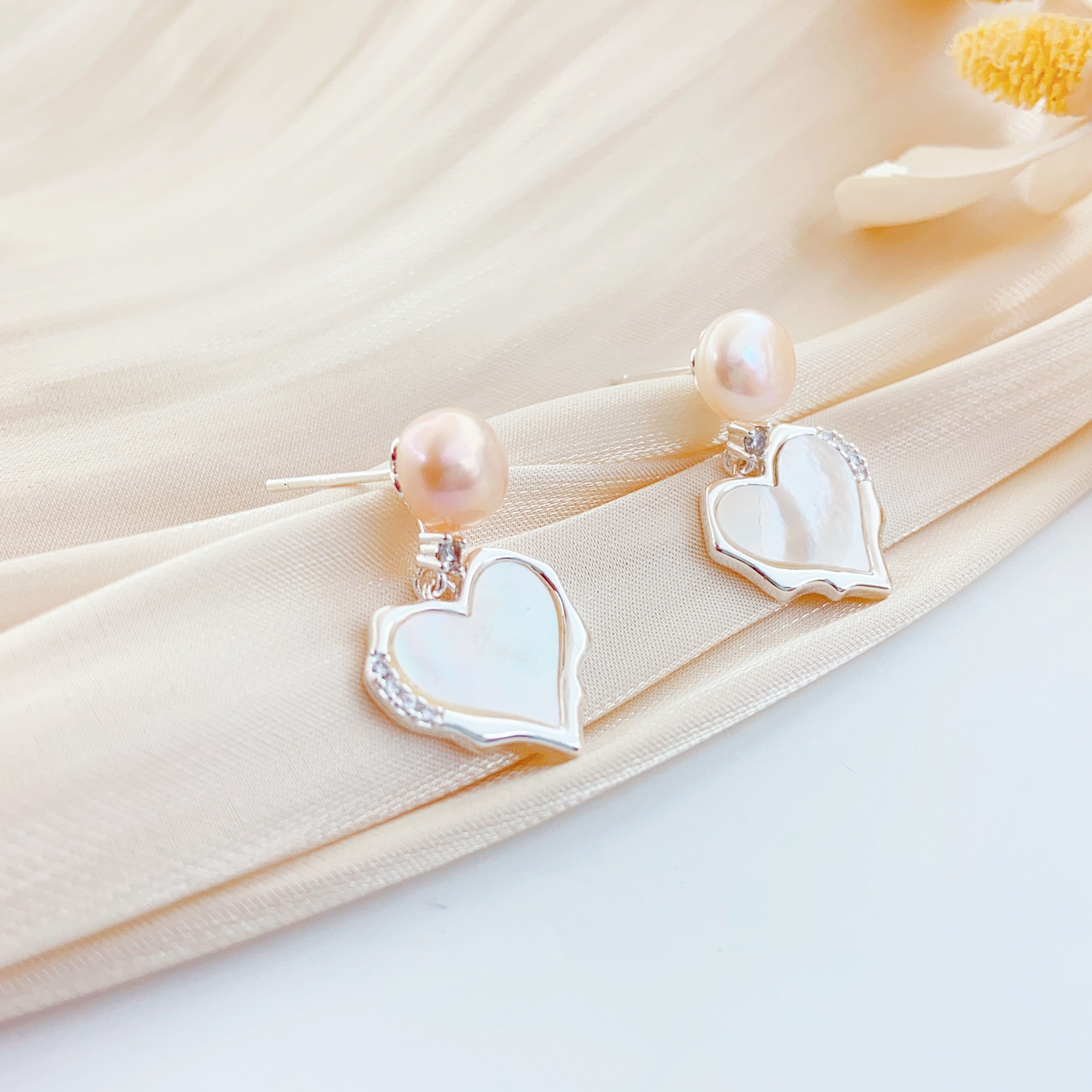 淡水珍珠耳钉s925银针耳钉女ins风百搭新品耳饰小众设计适合日常佩戴